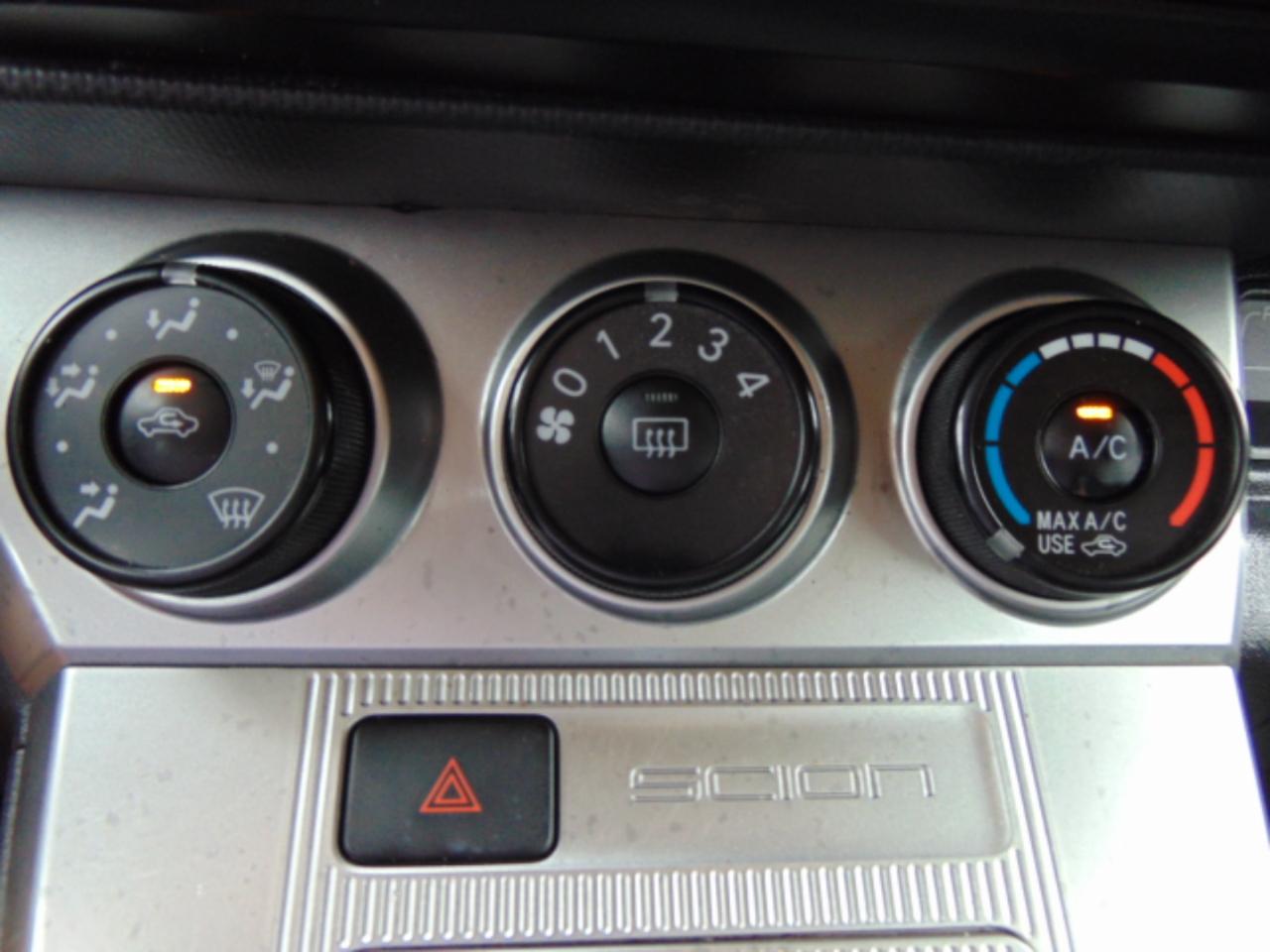 Scion xB 5-Door Wagon 5-Spd MT 2011