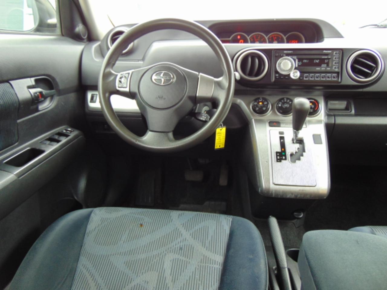 Scion xB 5-Door Wagon 5-Spd MT 2011