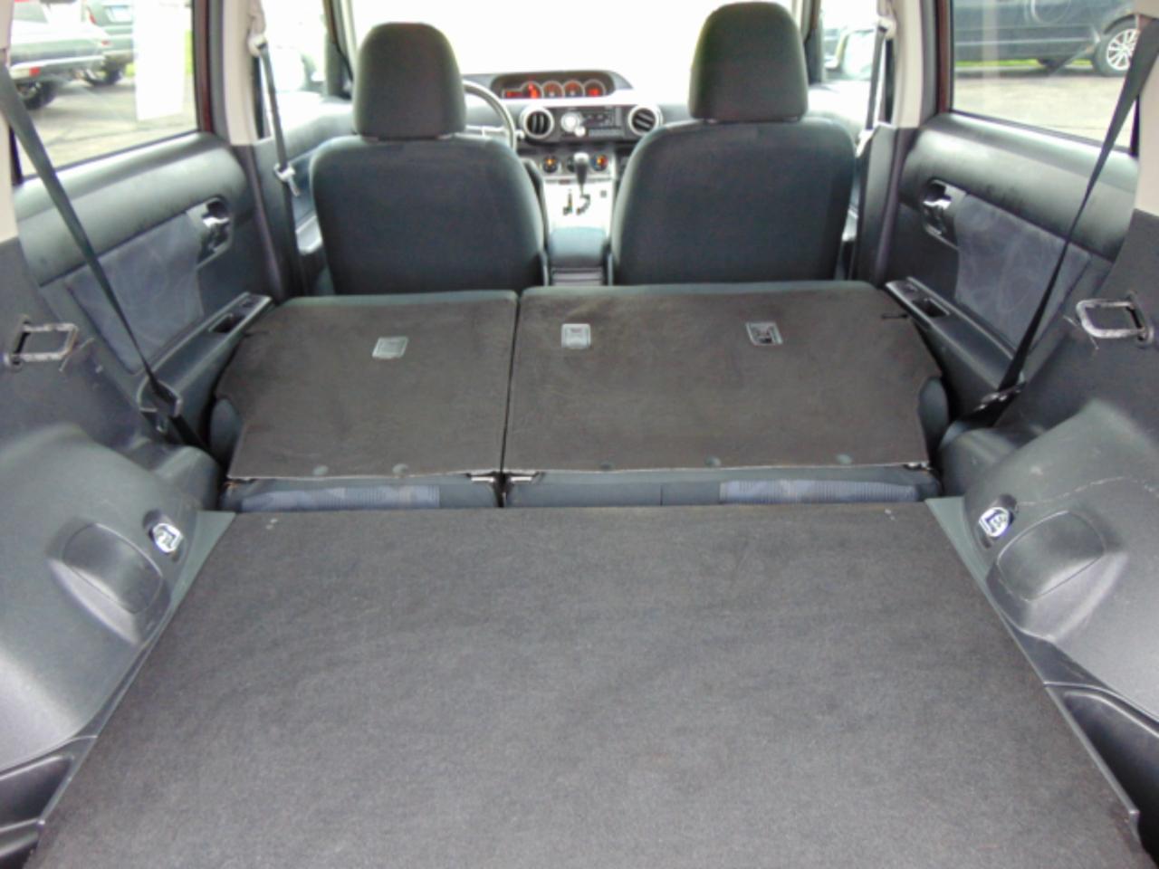 Scion xB 5-Door Wagon 5-Spd MT 2011