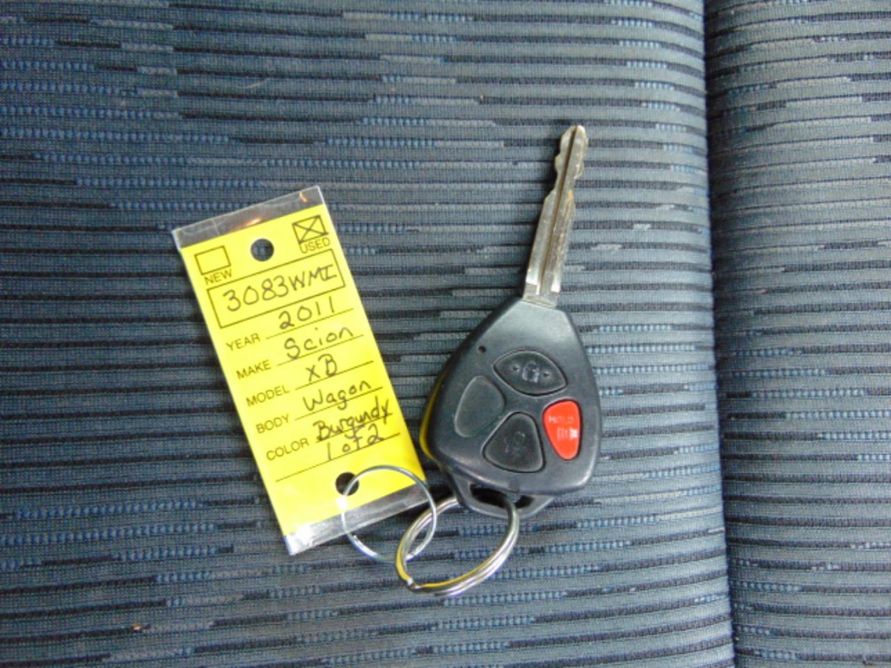 Scion xB 5-Door Wagon 5-Spd MT 2011