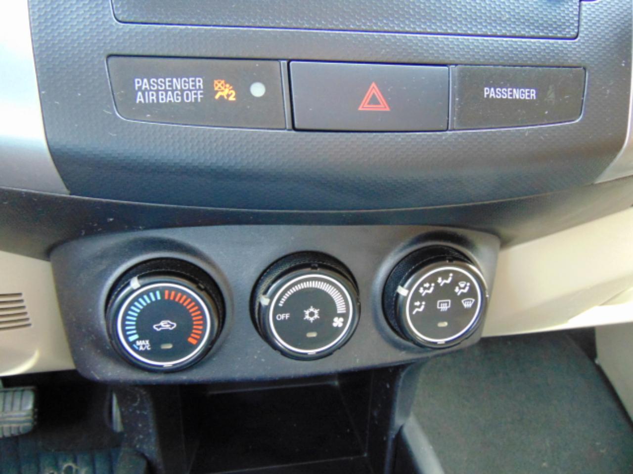 Mitsubishi Outlander SE 2WD 2011