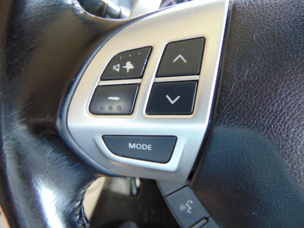 Mitsubishi Outlander SE 2WD 2011