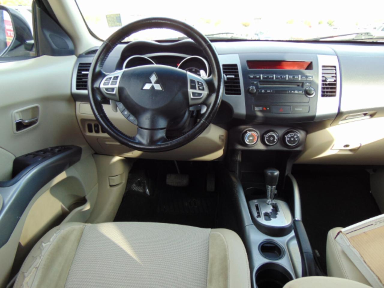 Mitsubishi Outlander SE 2WD 2011