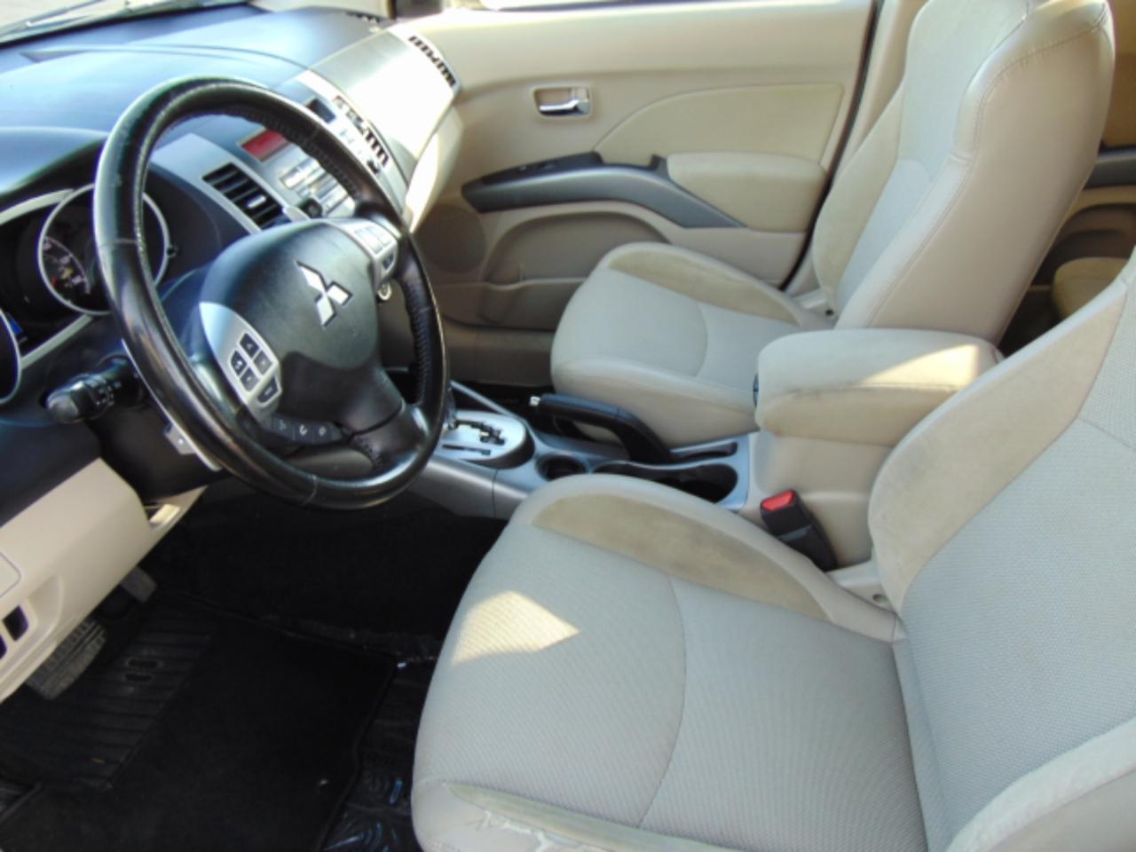 Mitsubishi Outlander SE 2WD 2011