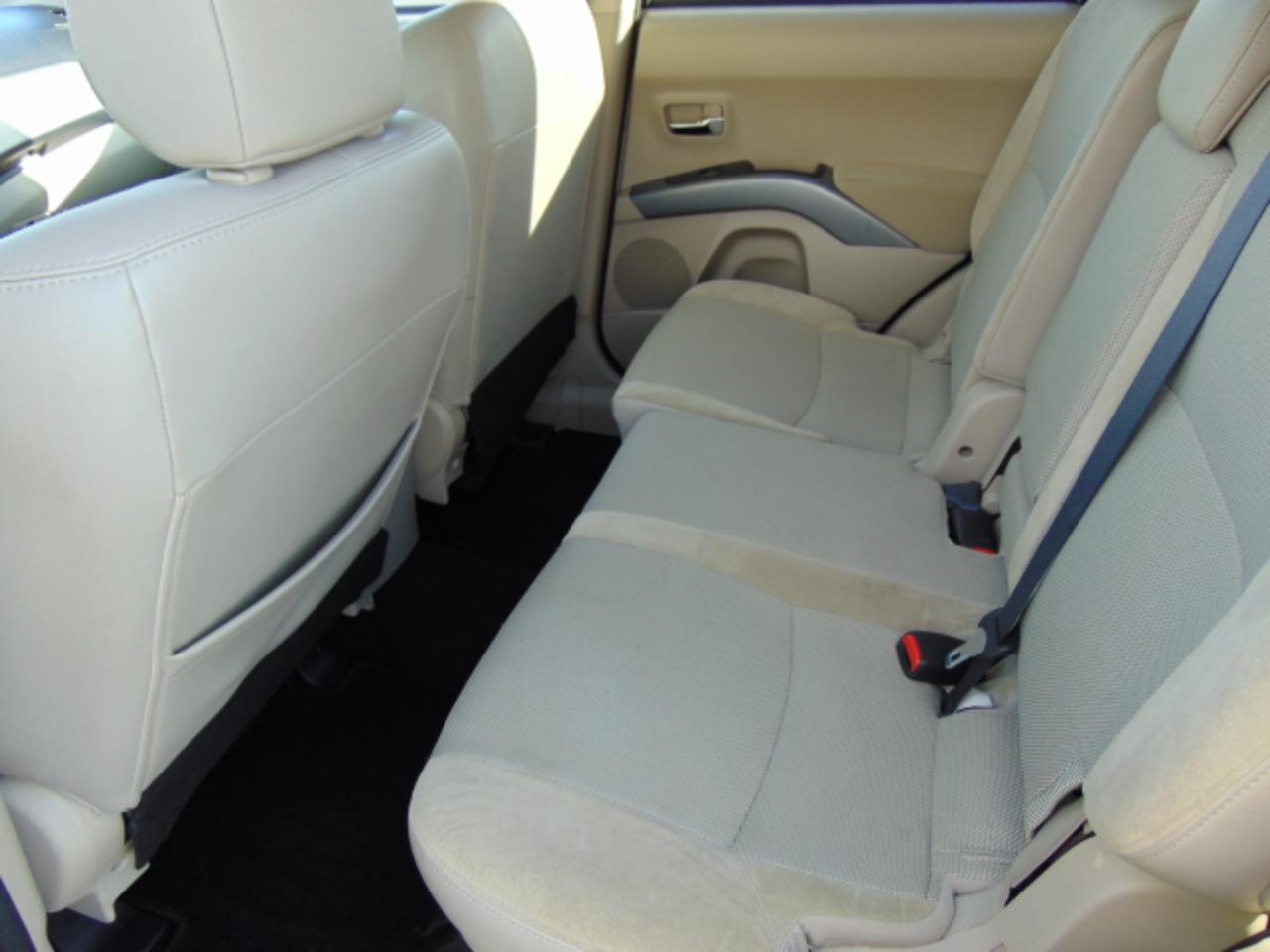 Mitsubishi Outlander SE 2WD 2011