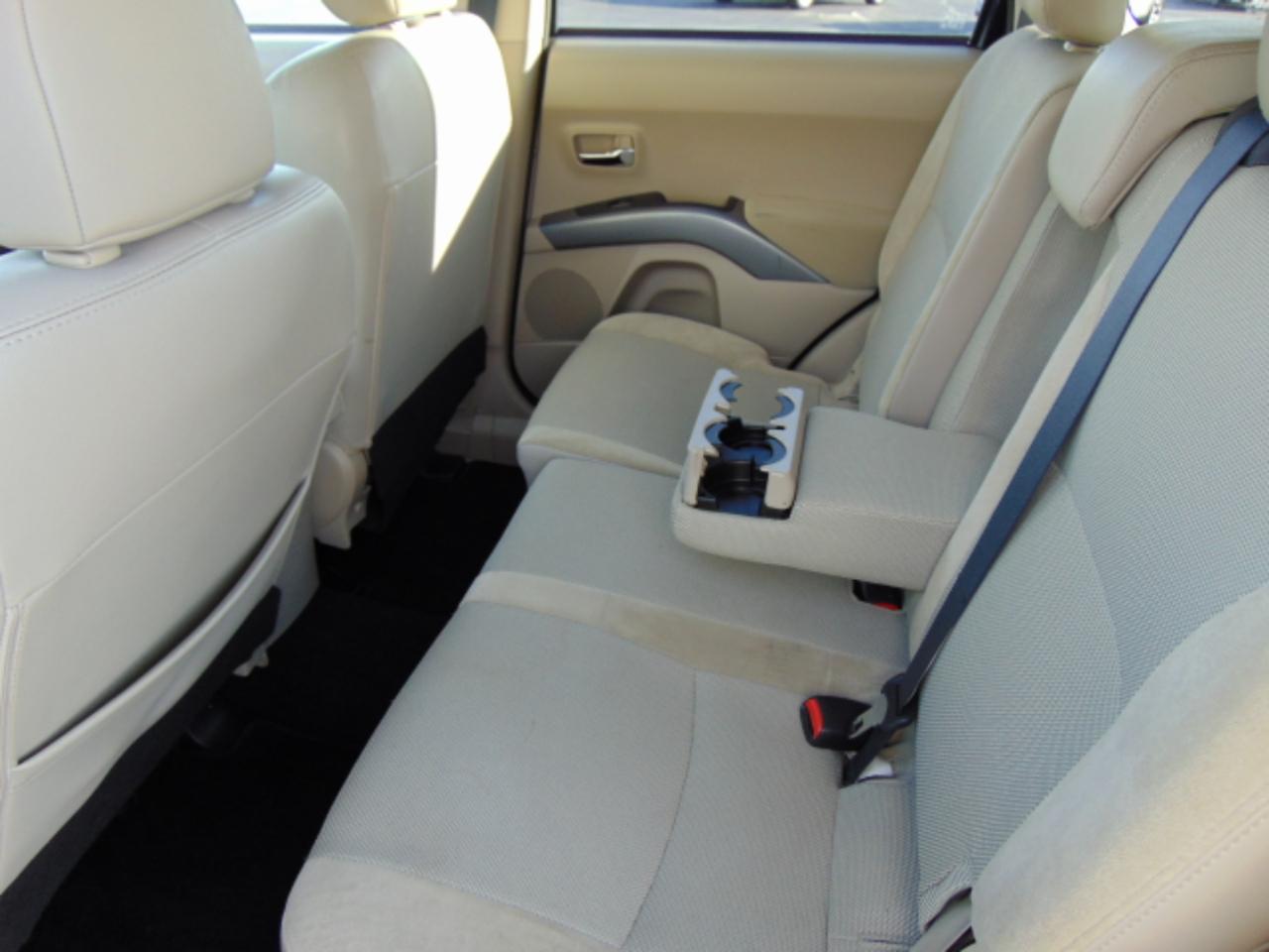 Mitsubishi Outlander SE 2WD 2011