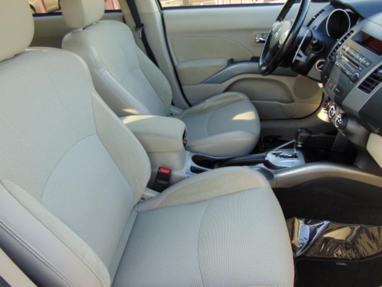 Mitsubishi Outlander SE 2WD 2011