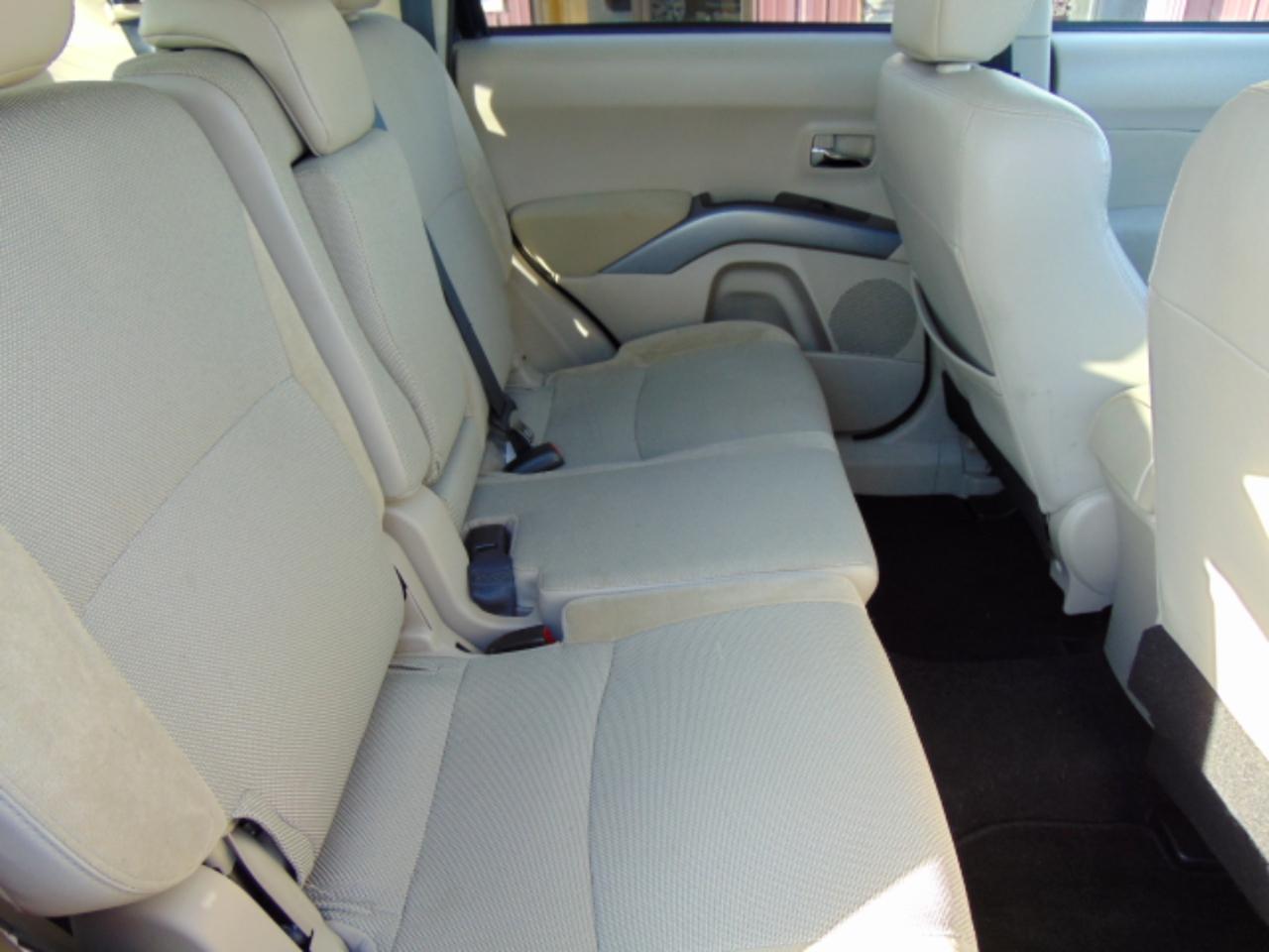 Mitsubishi Outlander SE 2WD 2011