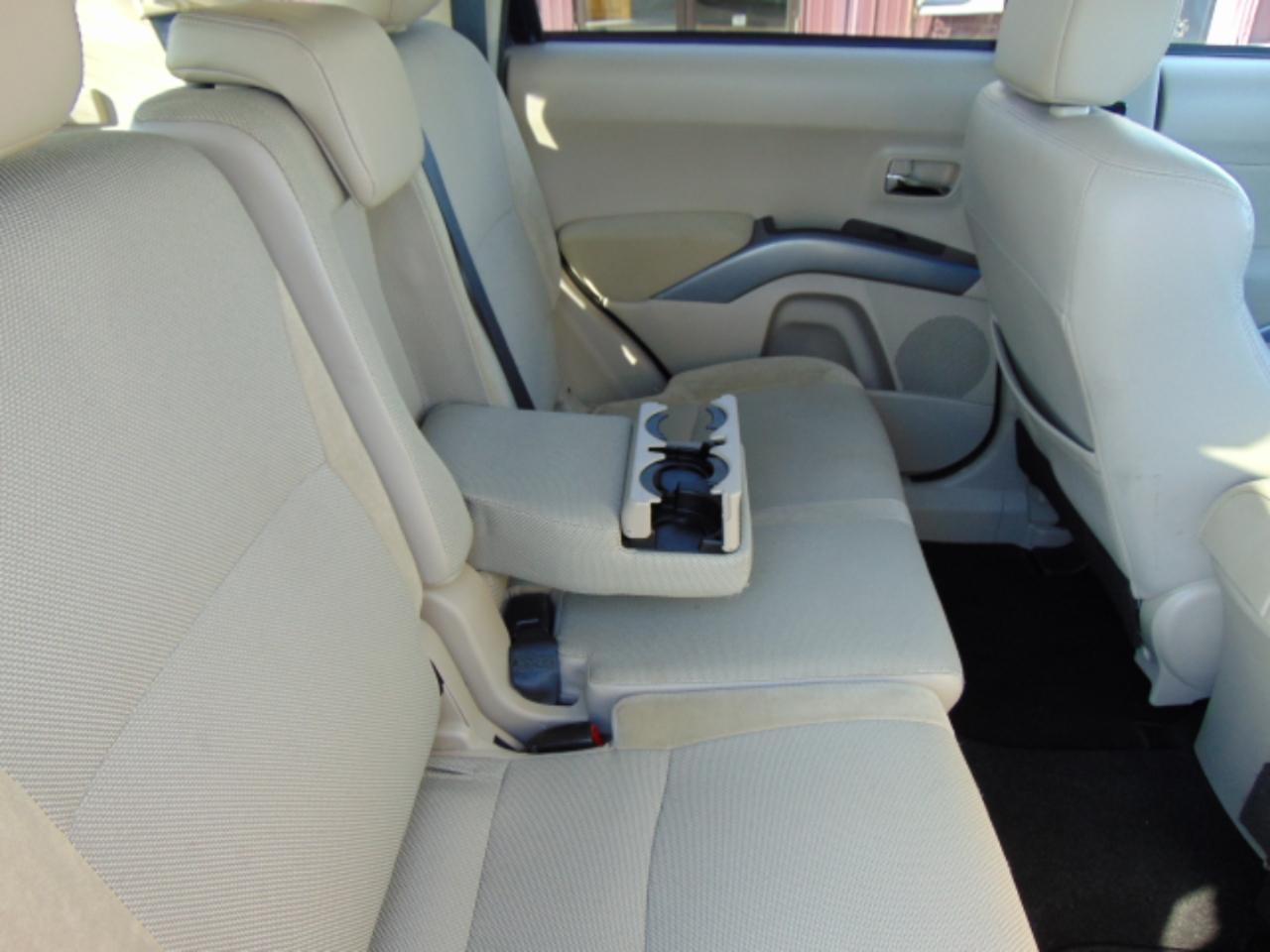 Mitsubishi Outlander SE 2WD 2011