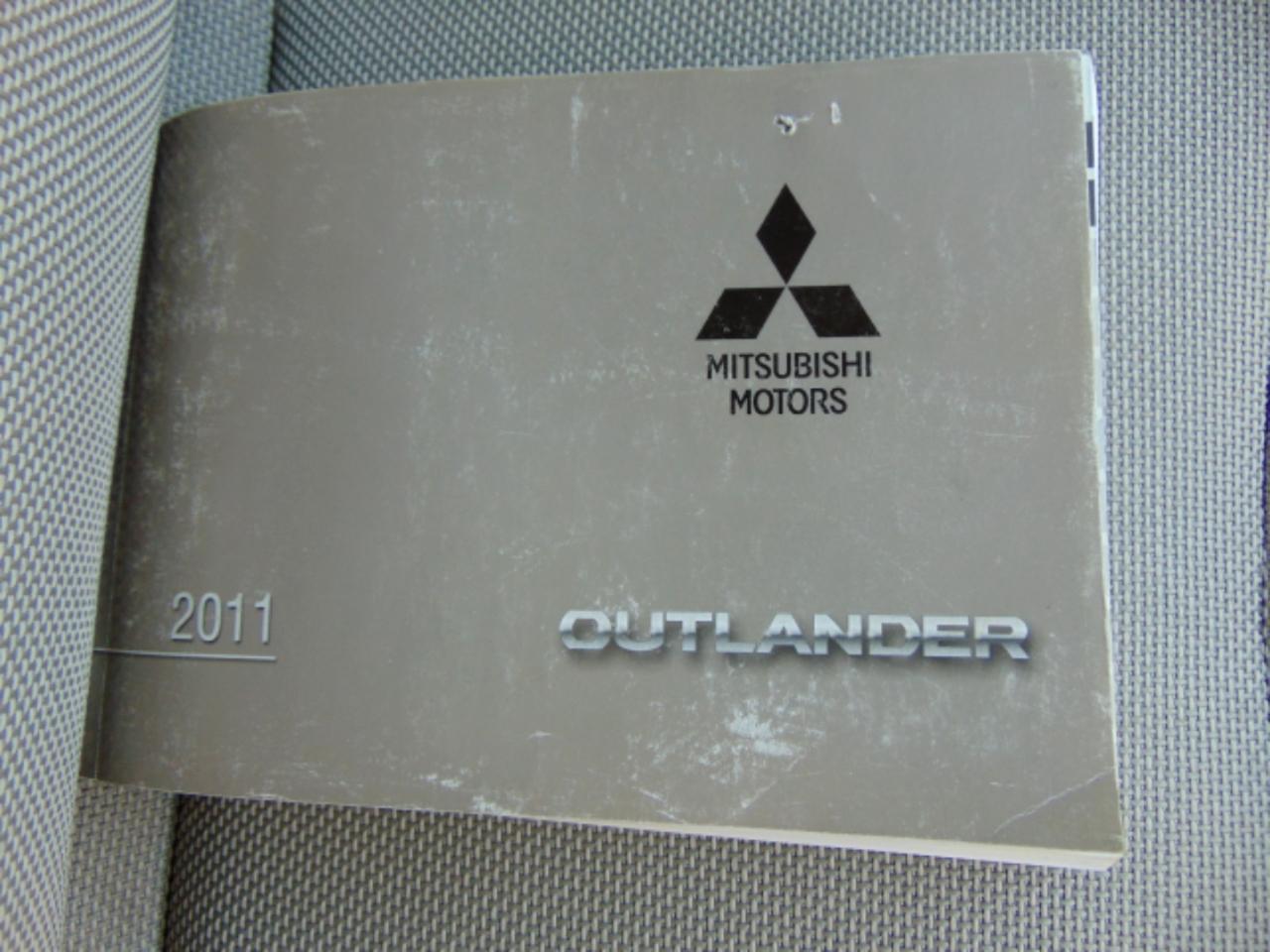 Mitsubishi Outlander SE 2WD 2011