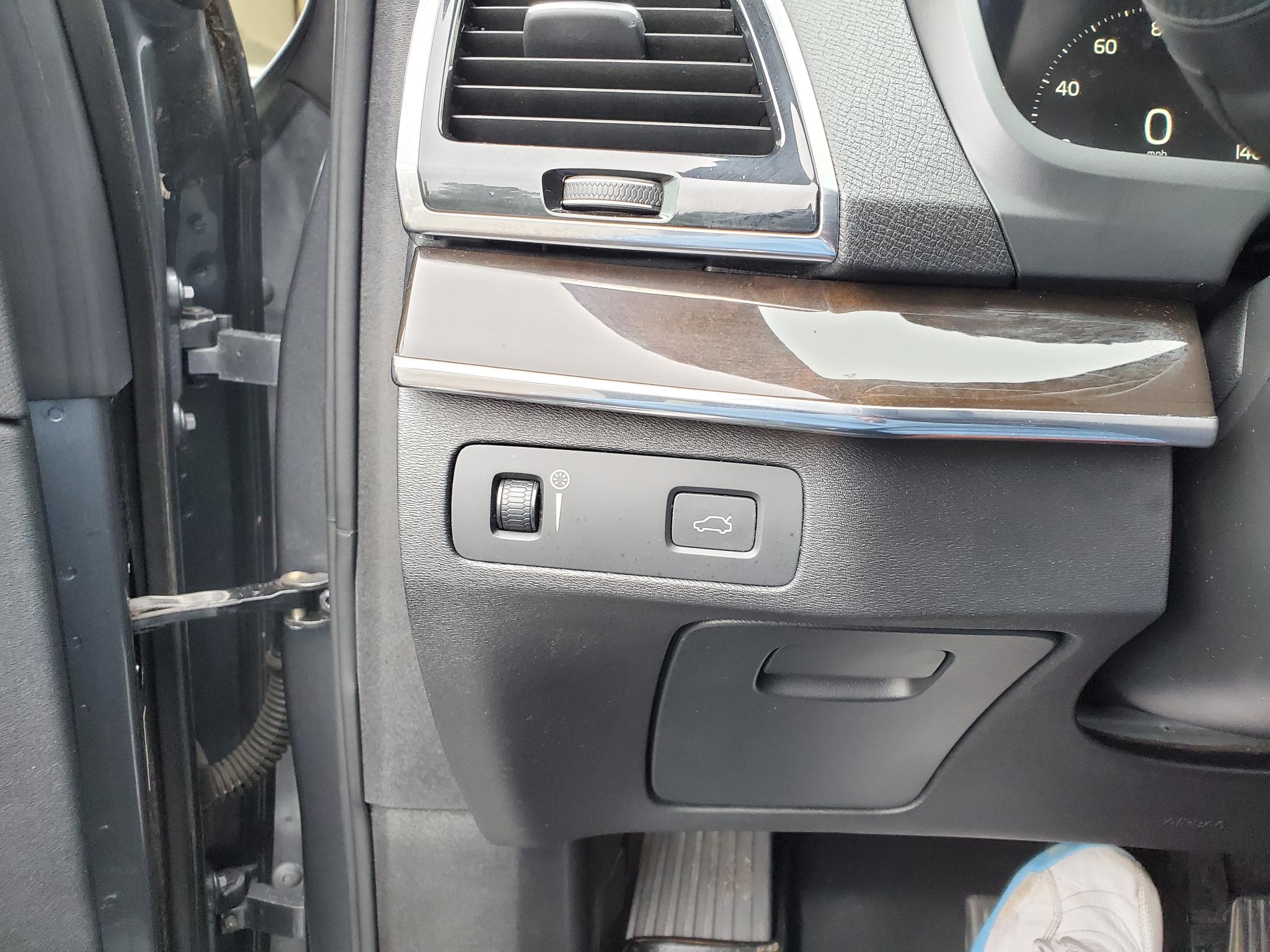 Volvo XC90 T6 AWD 7-Passenger Momentum 2018