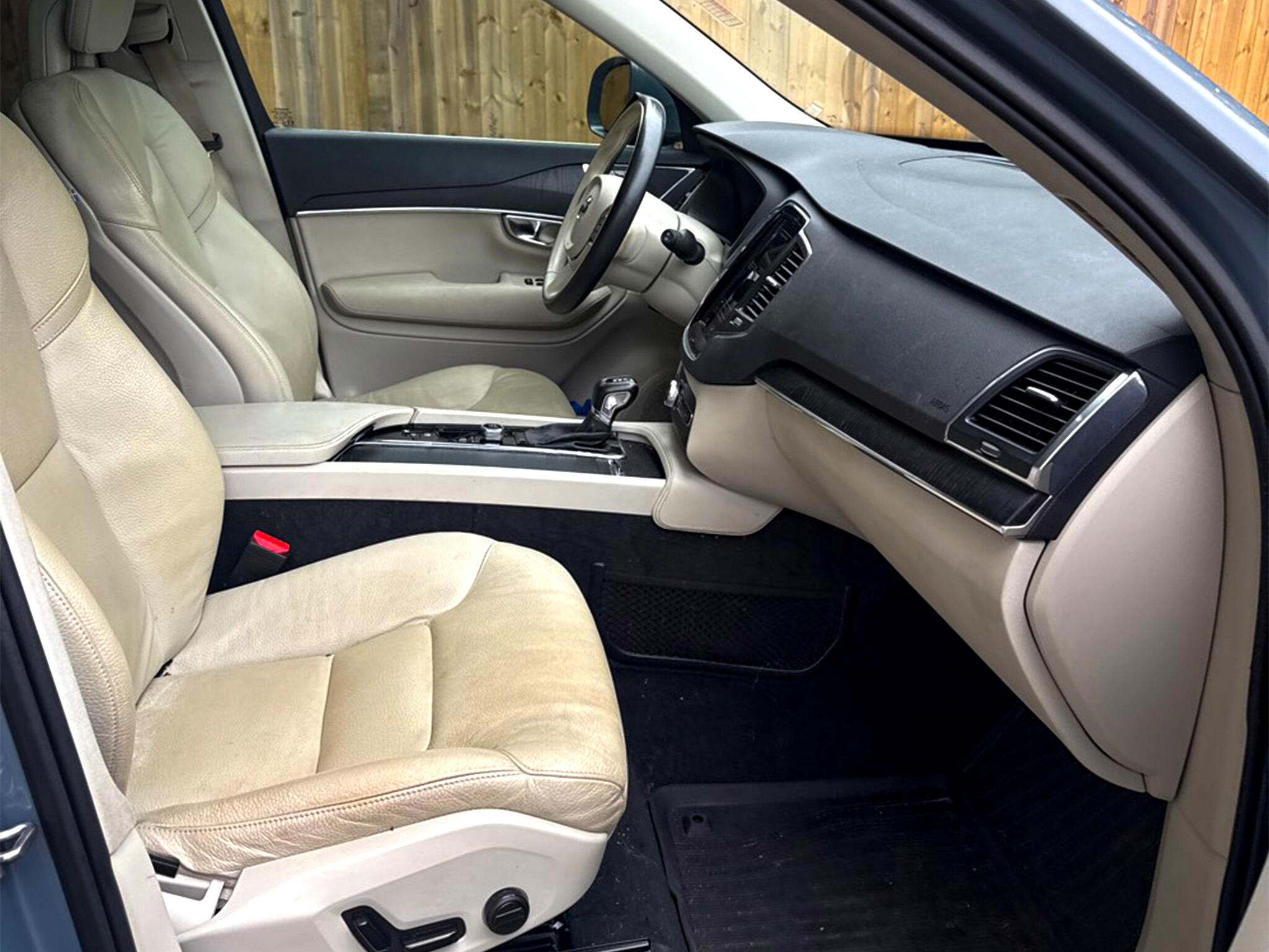 2020 Volvo XC90 T5 Momentum photo 30