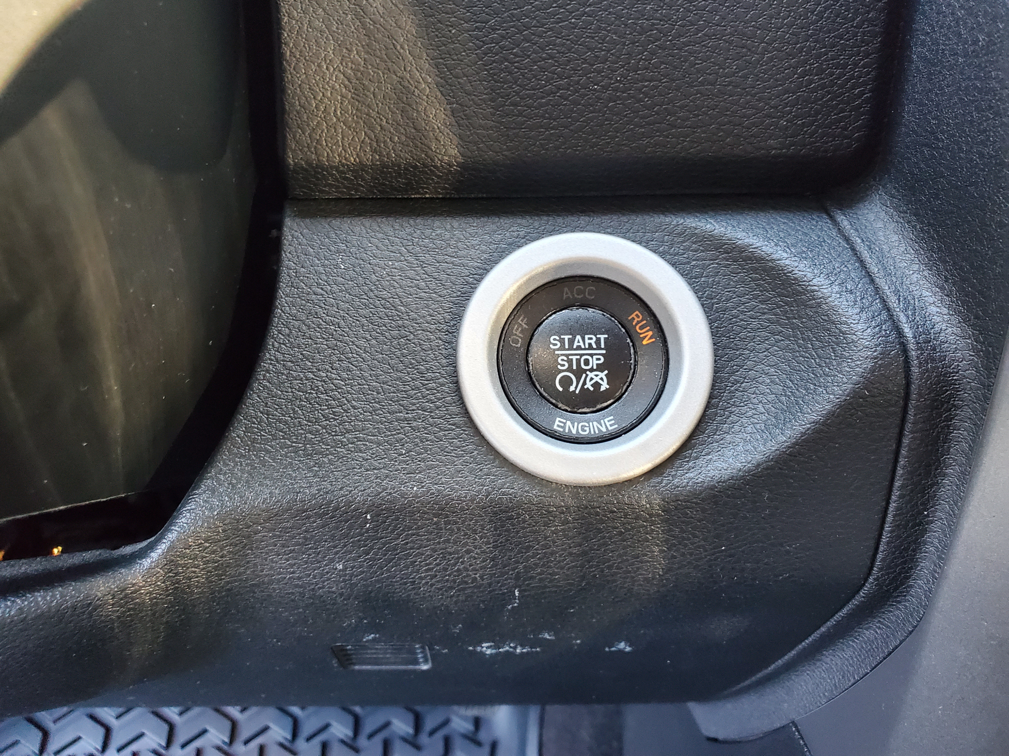 RAM 1500 4WD Crew Cab 140.5" Sport 2016