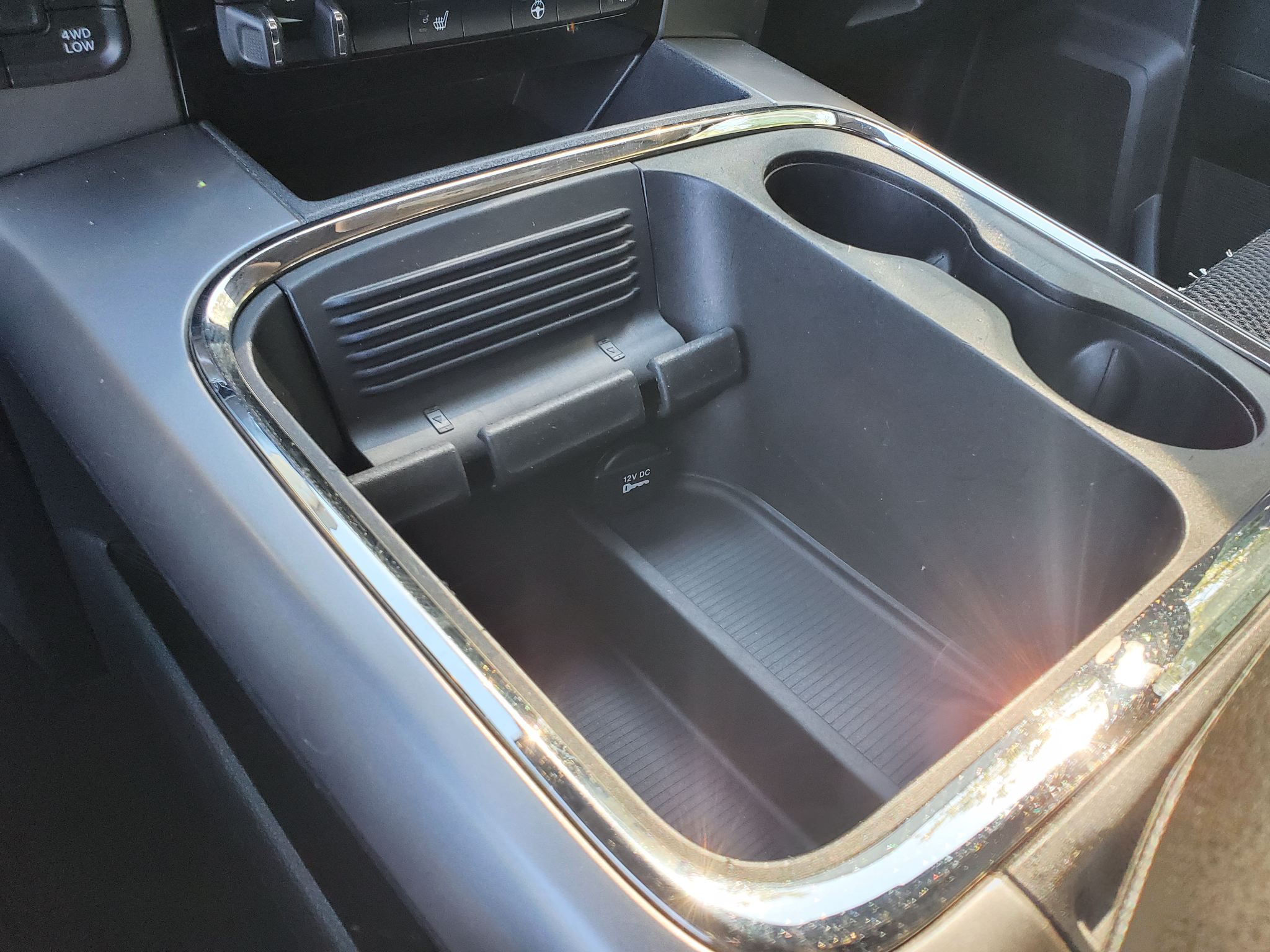 RAM 1500 4WD Crew Cab 140.5" Sport 2016