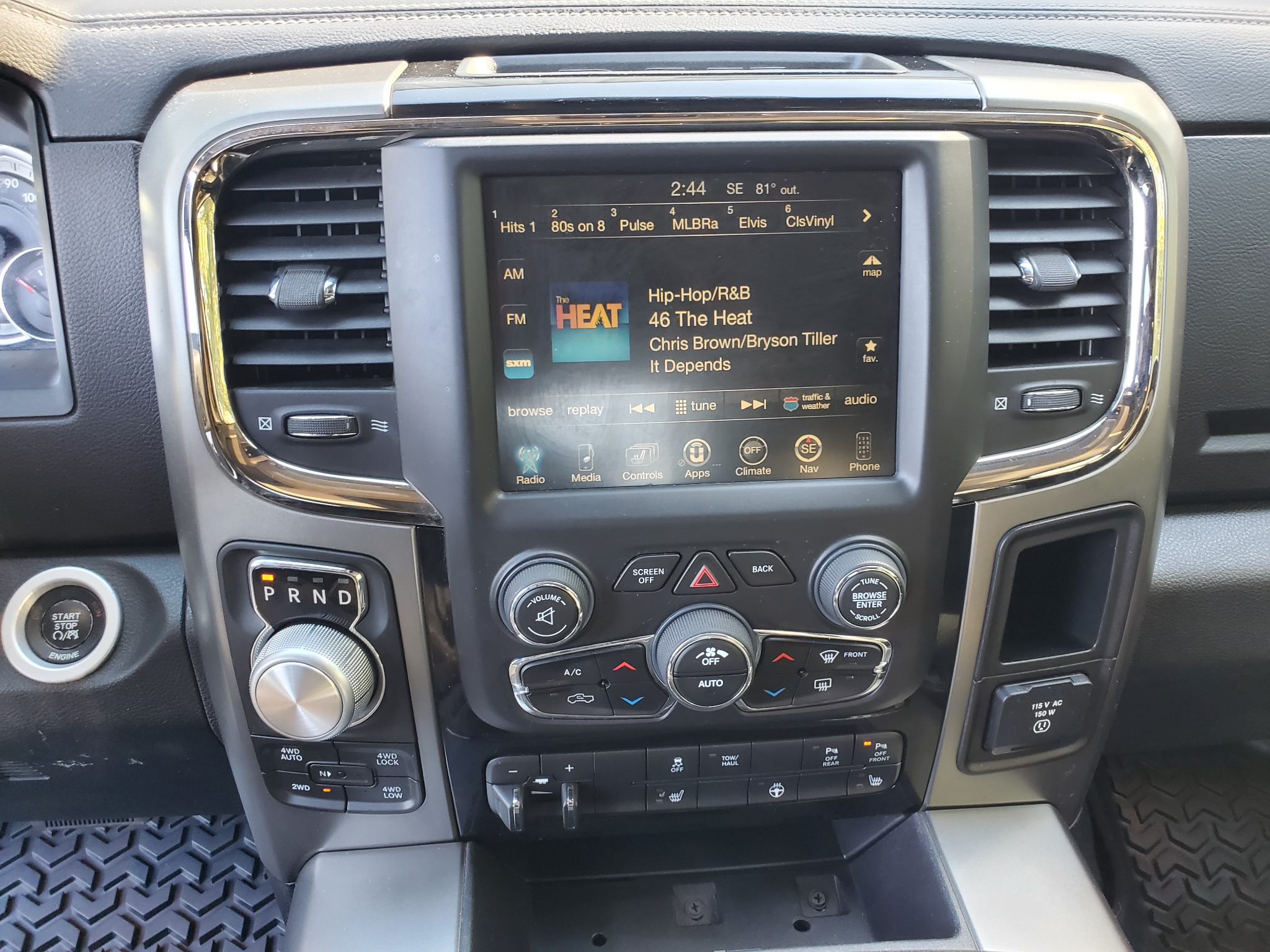 RAM 1500 4WD Crew Cab 140.5" Sport 2016