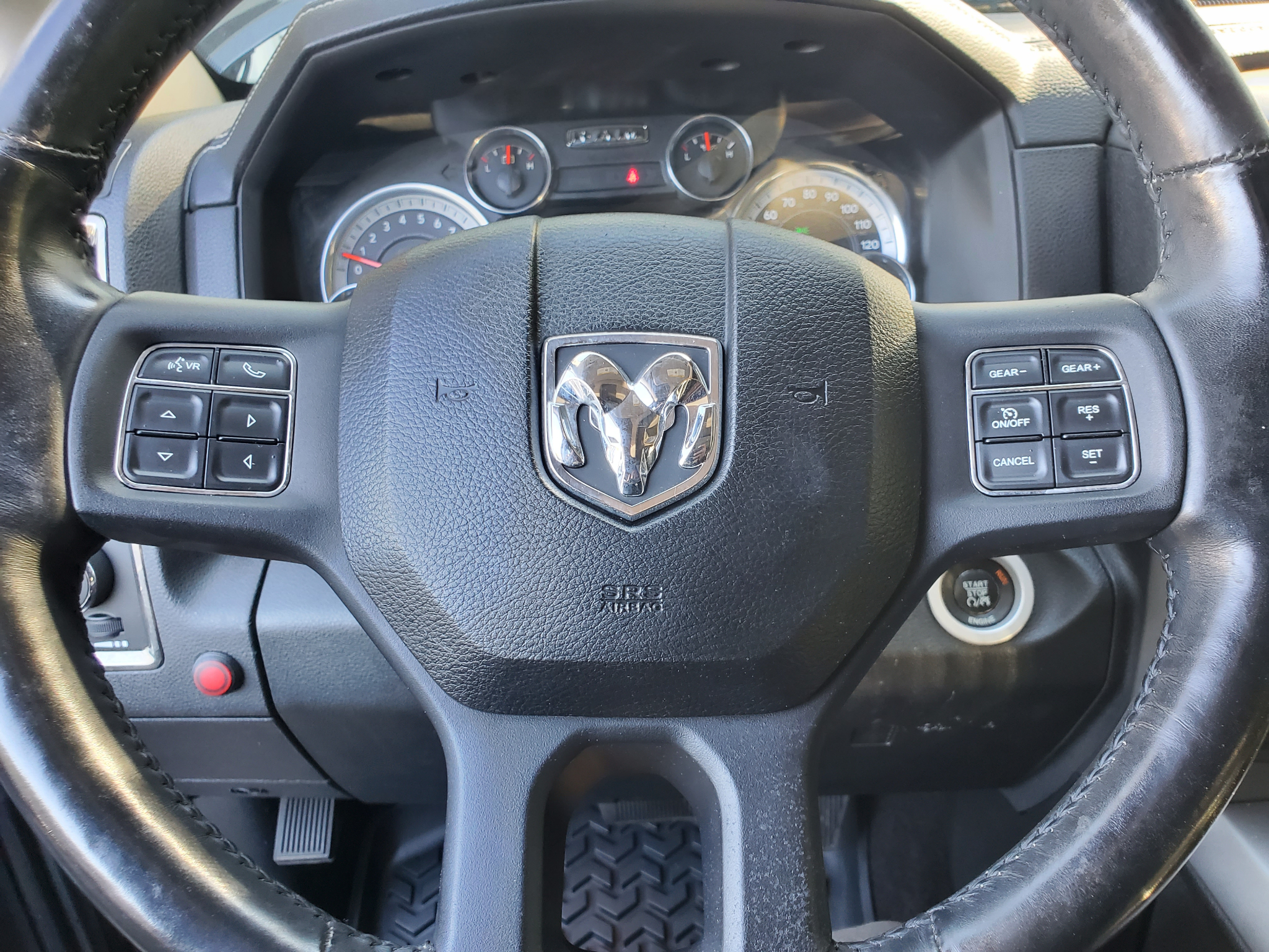 RAM 1500 4WD Crew Cab 140.5" Sport 2016