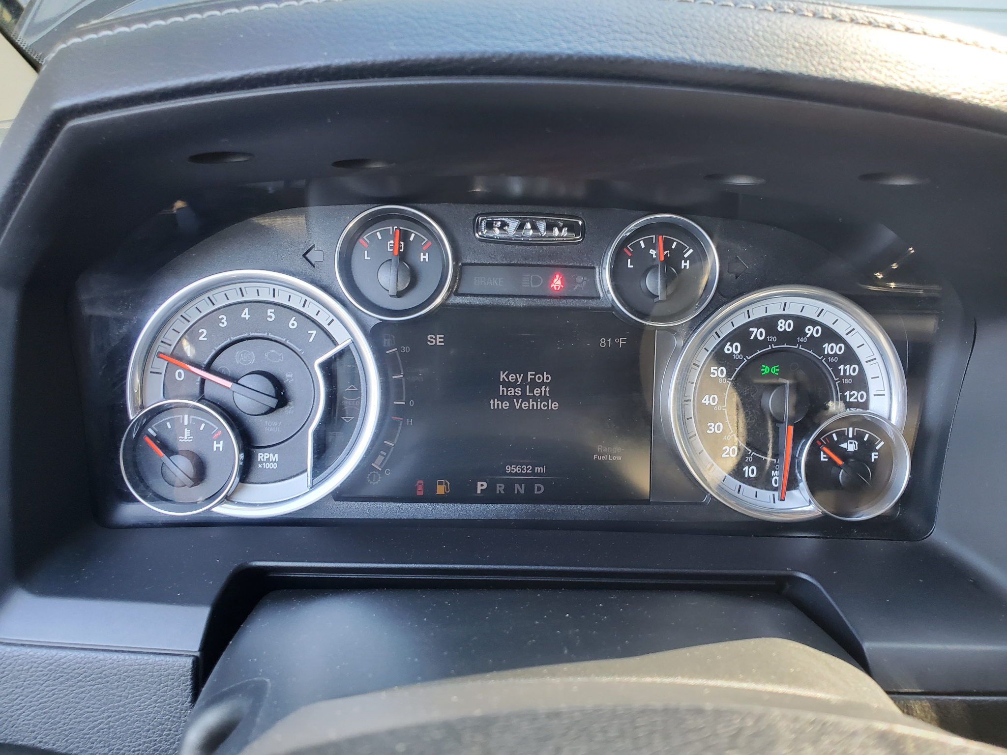 RAM 1500 4WD Crew Cab 140.5" Sport 2016