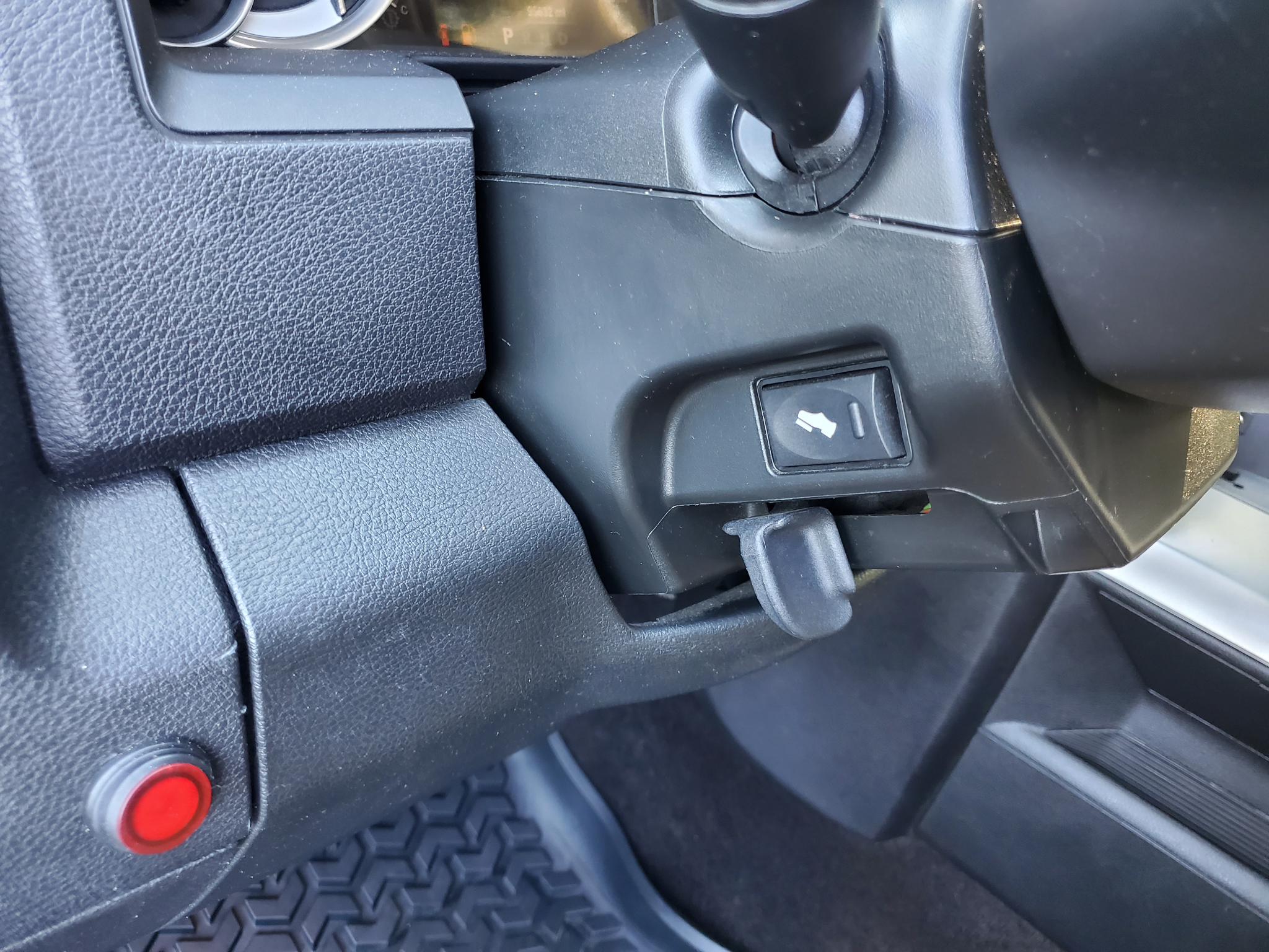 RAM 1500 4WD Crew Cab 140.5" Sport 2016