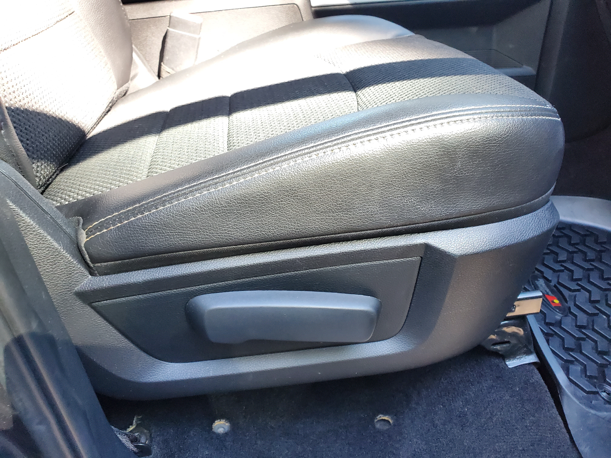 RAM 1500 4WD Crew Cab 140.5" Sport 2016