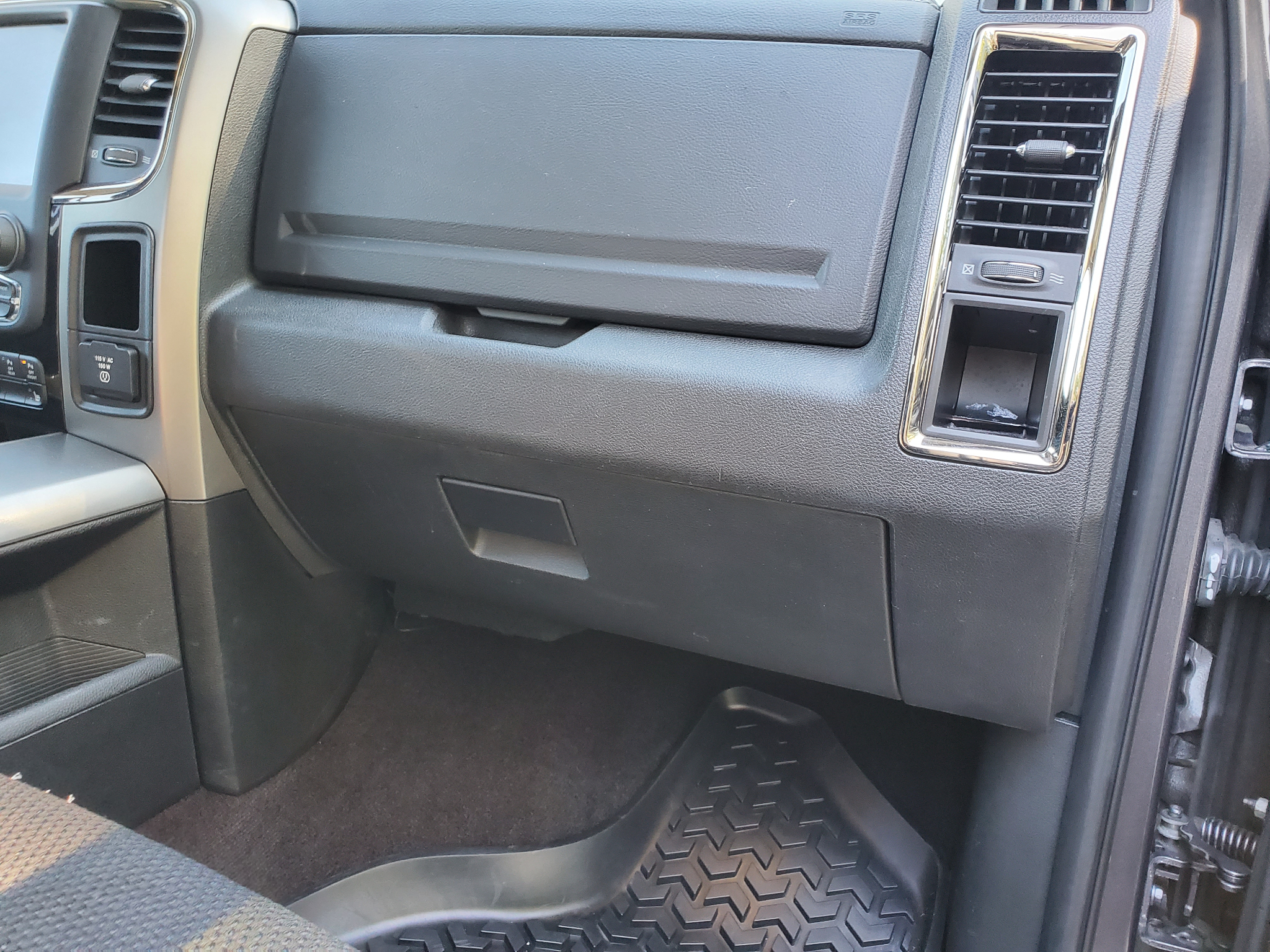 RAM 1500 4WD Crew Cab 140.5" Sport 2016