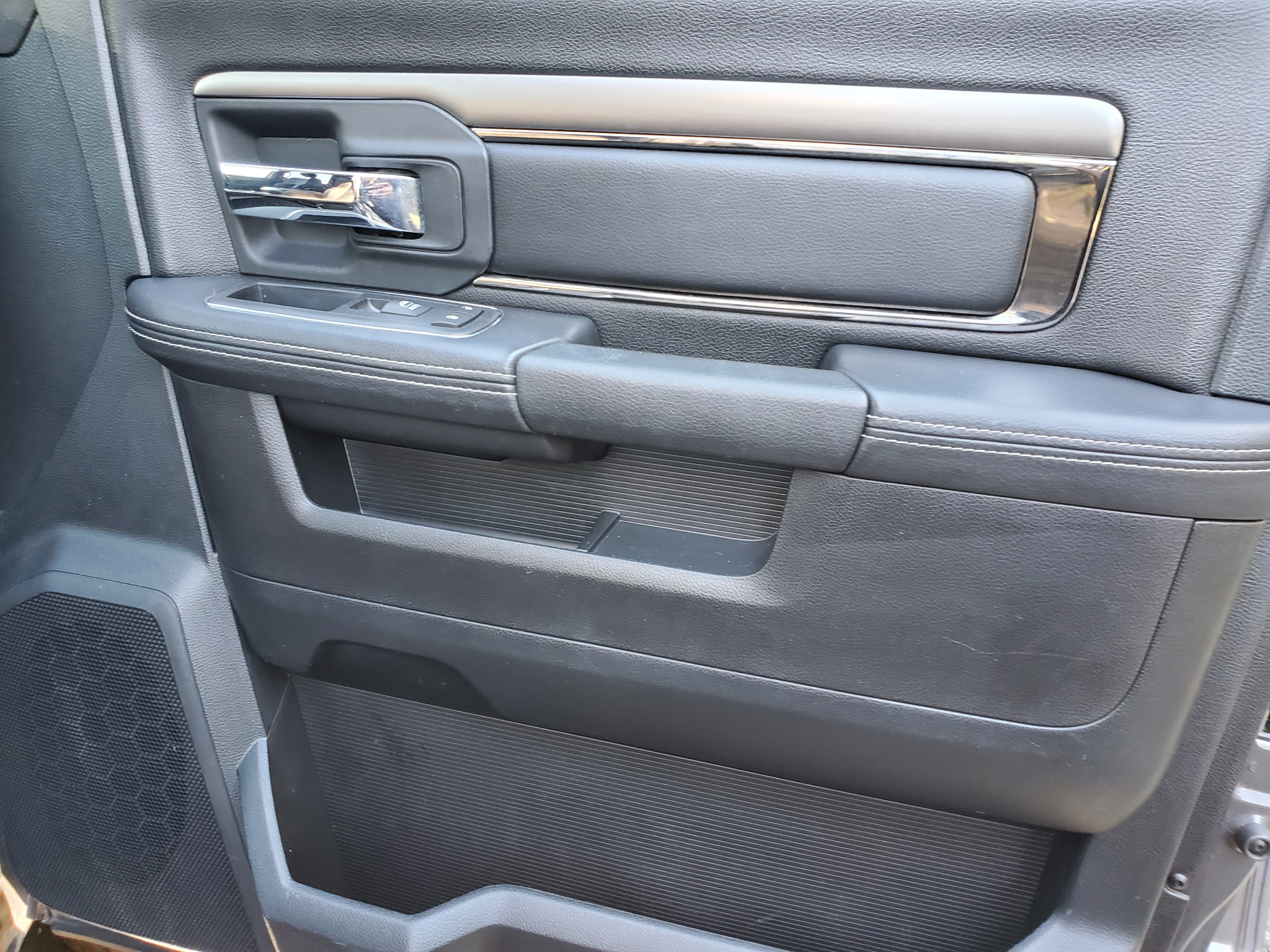 RAM 1500 4WD Crew Cab 140.5" Sport 2016