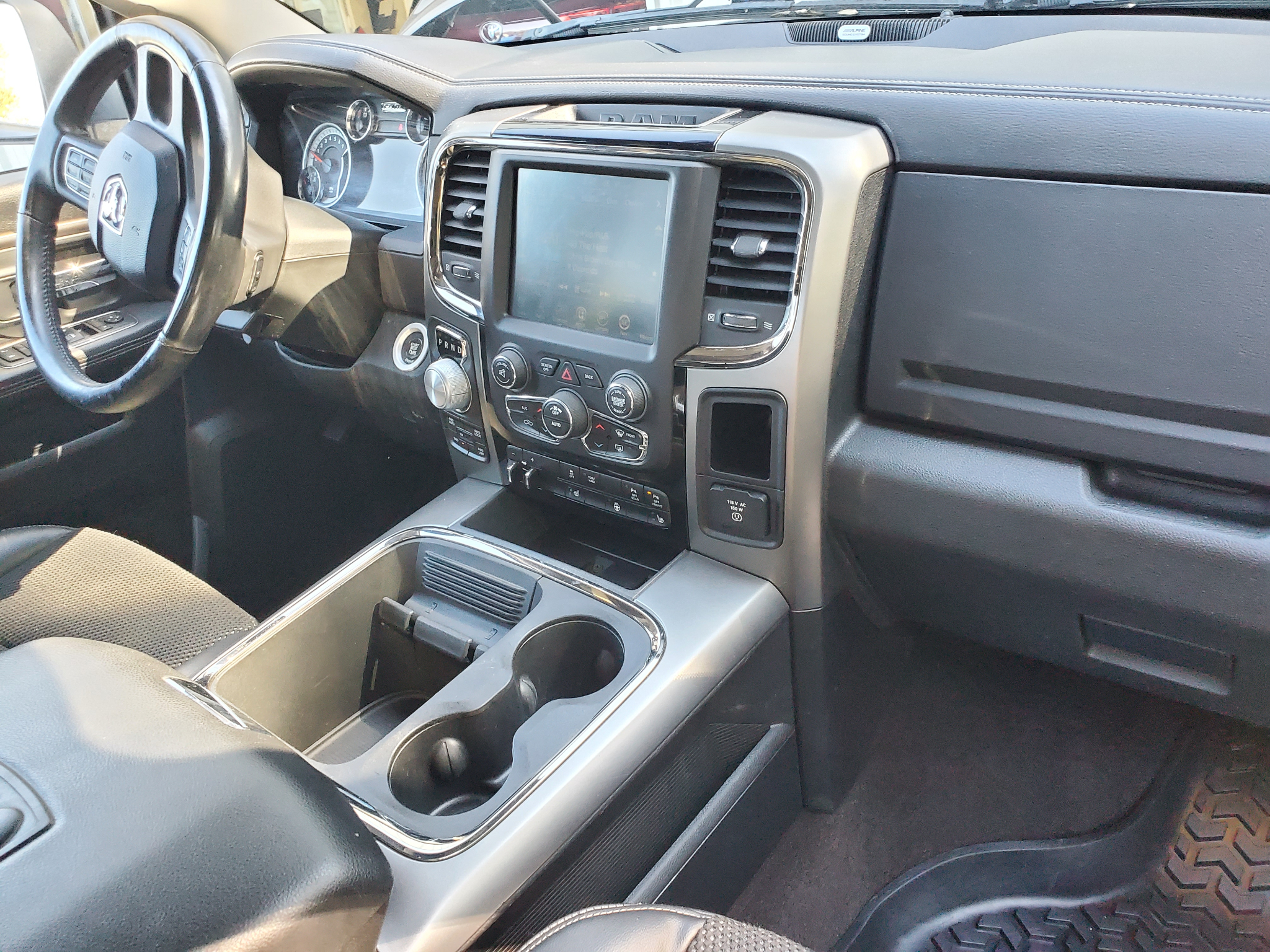 RAM 1500 4WD Crew Cab 140.5" Sport 2016