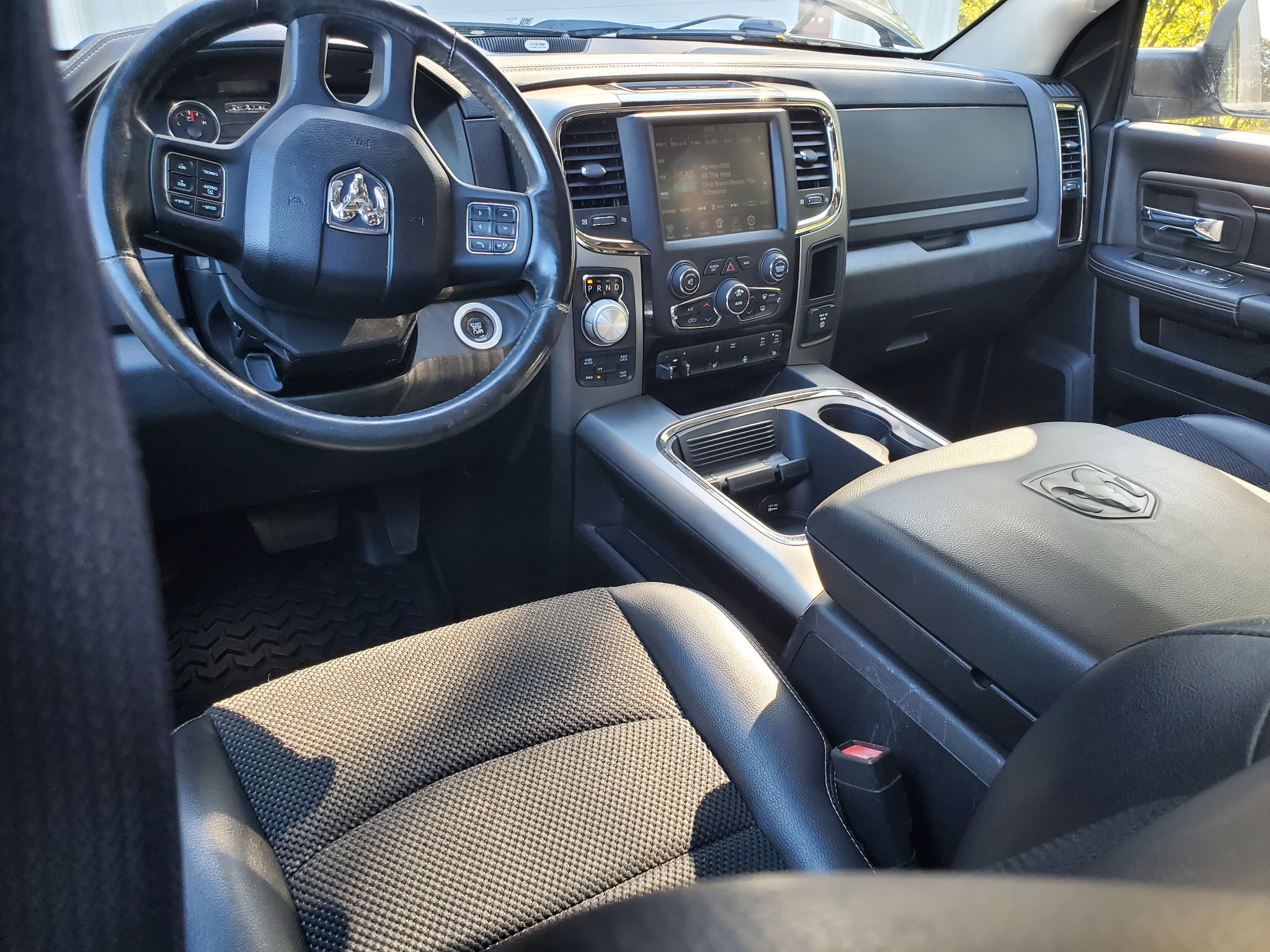 RAM 1500 4WD Crew Cab 140.5" Sport 2016