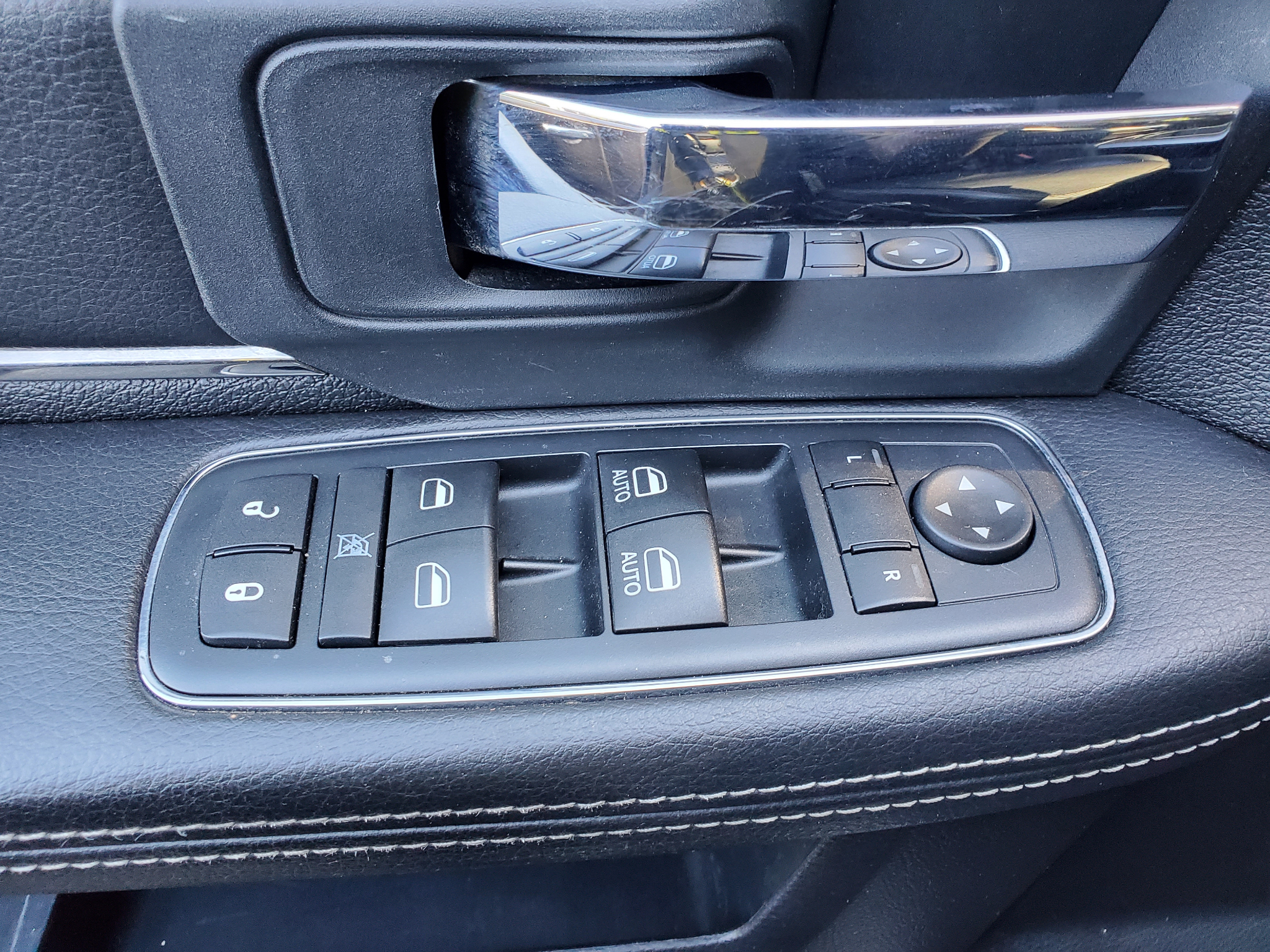 RAM 1500 4WD Crew Cab 140.5" Sport 2016