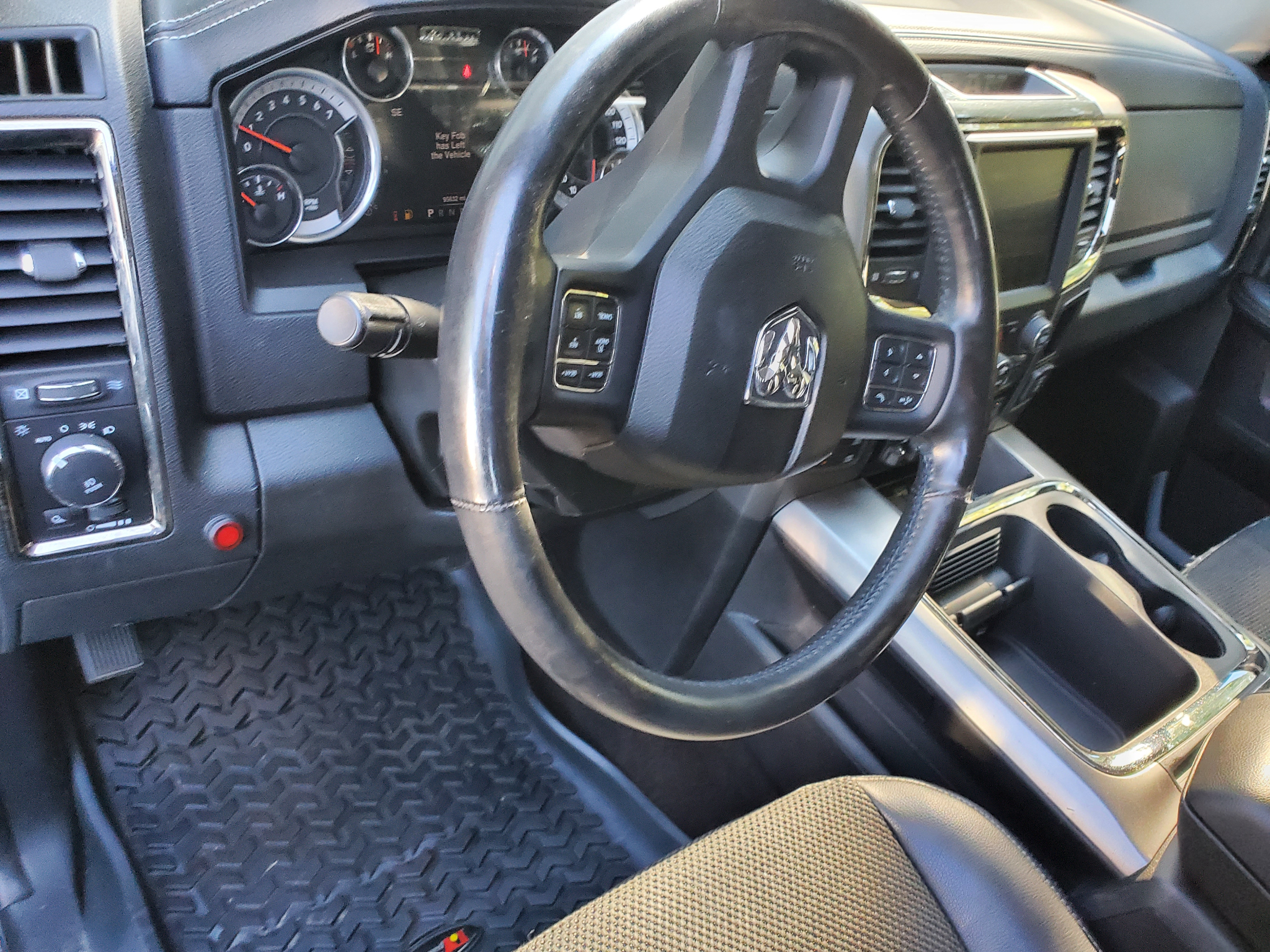 RAM 1500 4WD Crew Cab 140.5" Sport 2016