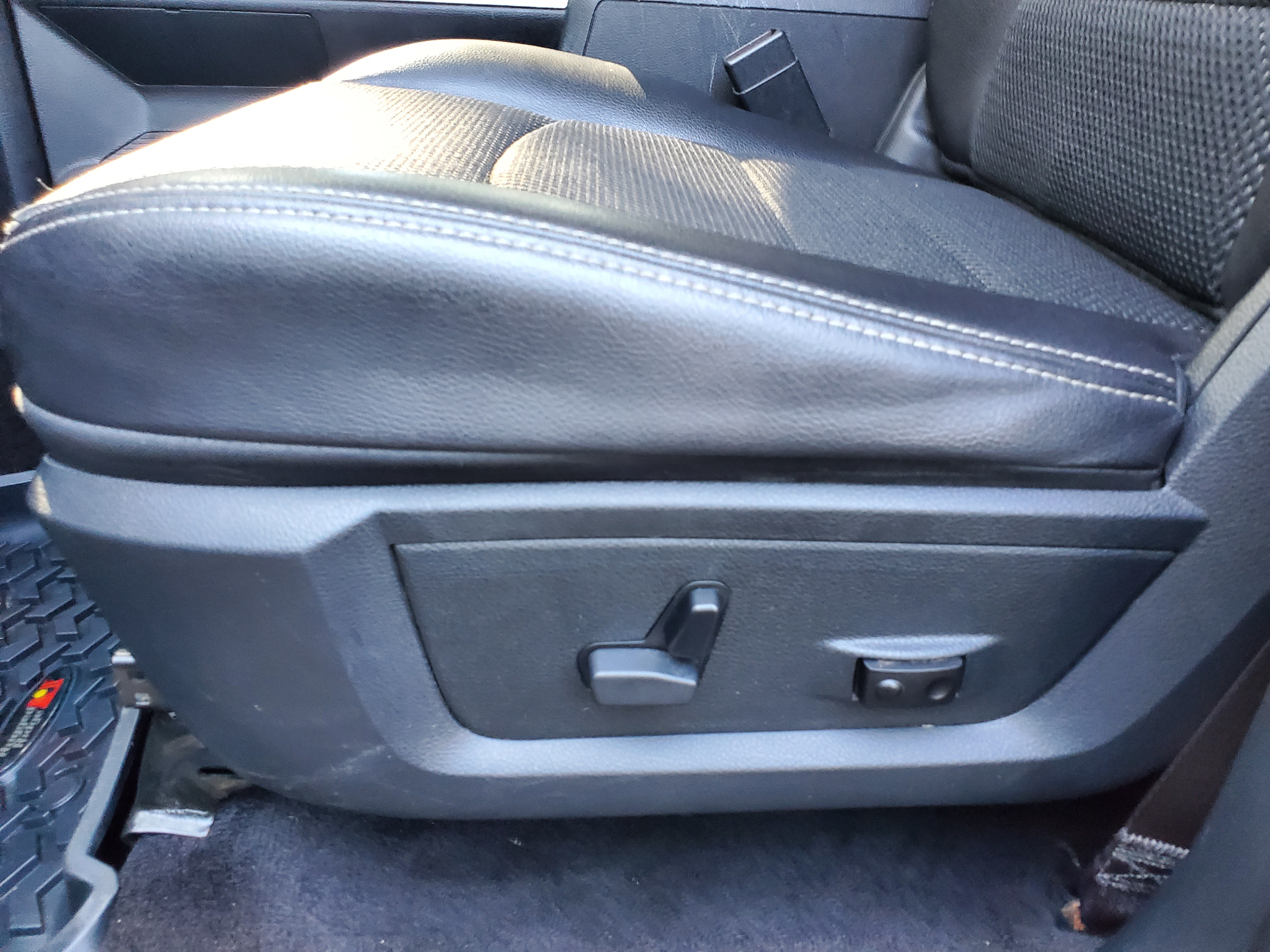 RAM 1500 4WD Crew Cab 140.5" Sport 2016