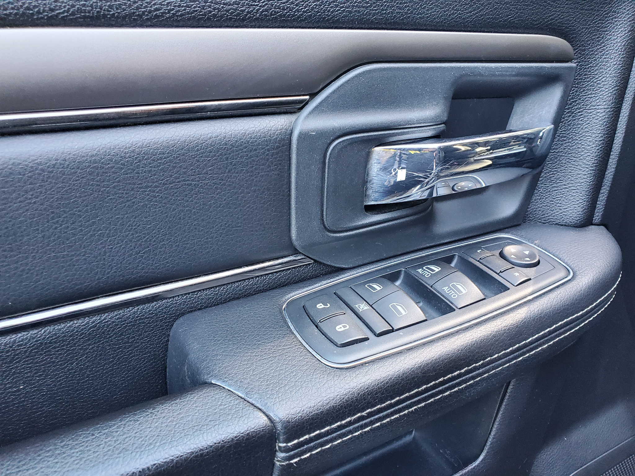 RAM 1500 4WD Crew Cab 140.5" Sport 2016