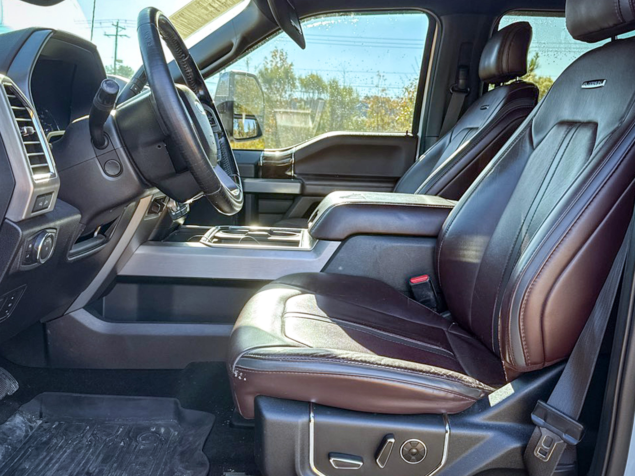 Ford Super Duty F-350 SRW Platinum 4WD Crew Cab 8' Box 2017