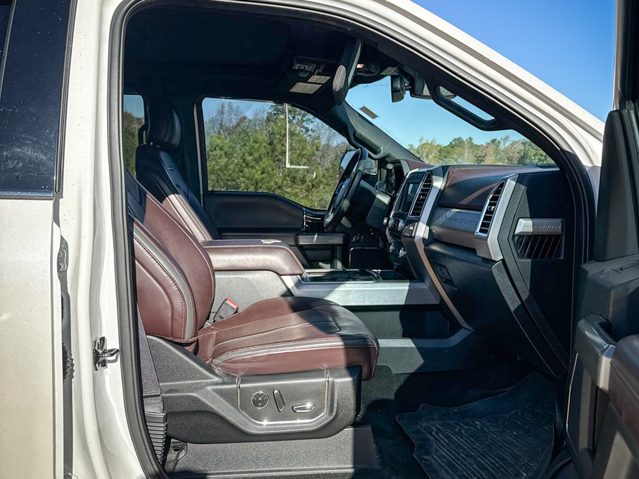 Ford Super Duty F-350 SRW Platinum 4WD Crew Cab 8' Box 2017