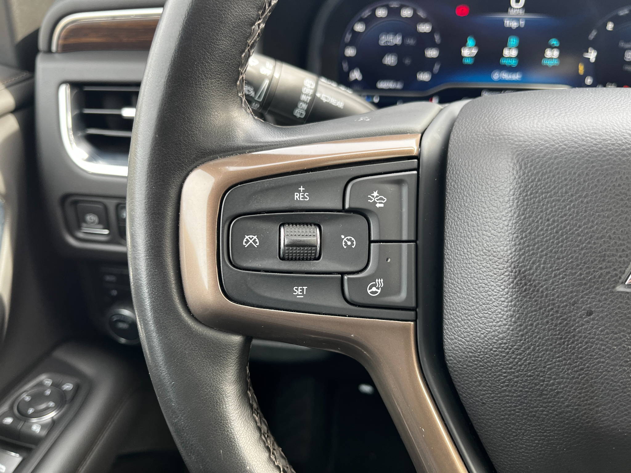 Chevrolet Suburban  2023