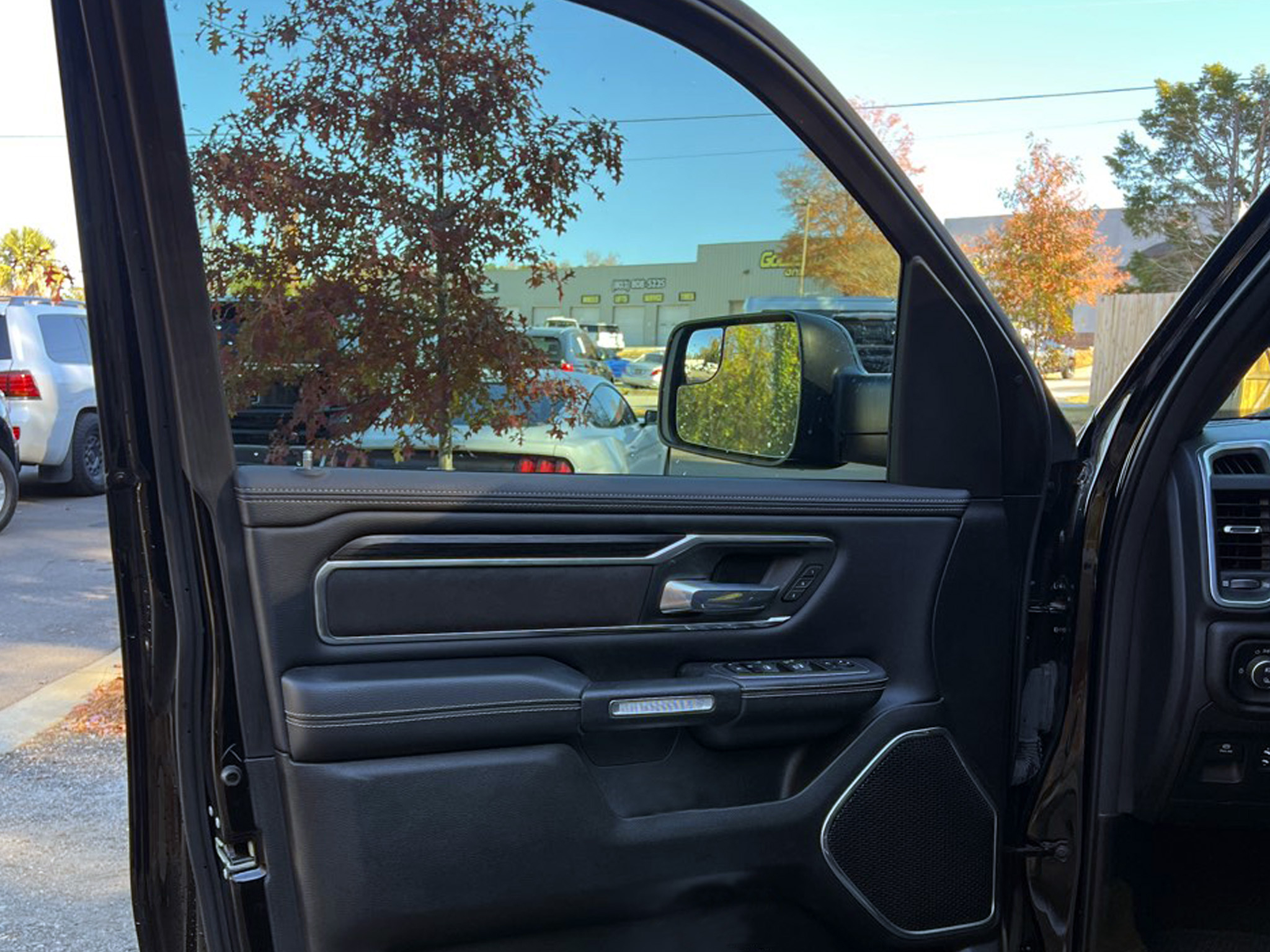 RAM 1500 Laramie 4x4 Crew Cab 5'7" Box 2023