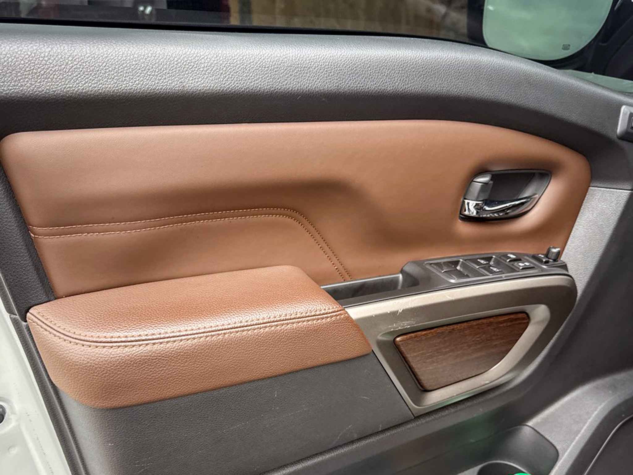 Nissan Titan 4x4 Crew Cab Platinum Reserve 2023