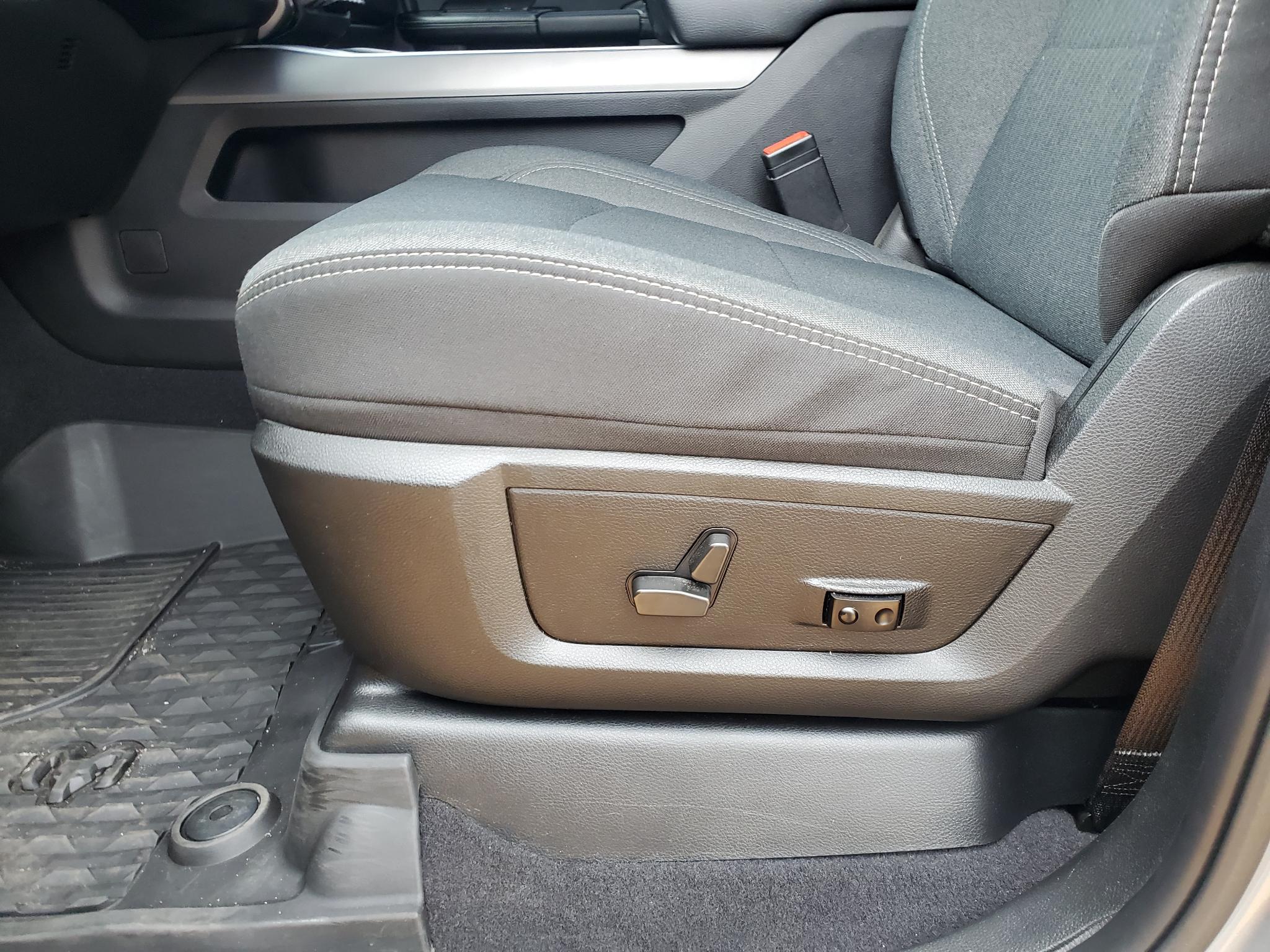 RAM 3500 Big Horn 4x4 Crew Cab 8' Box 2022