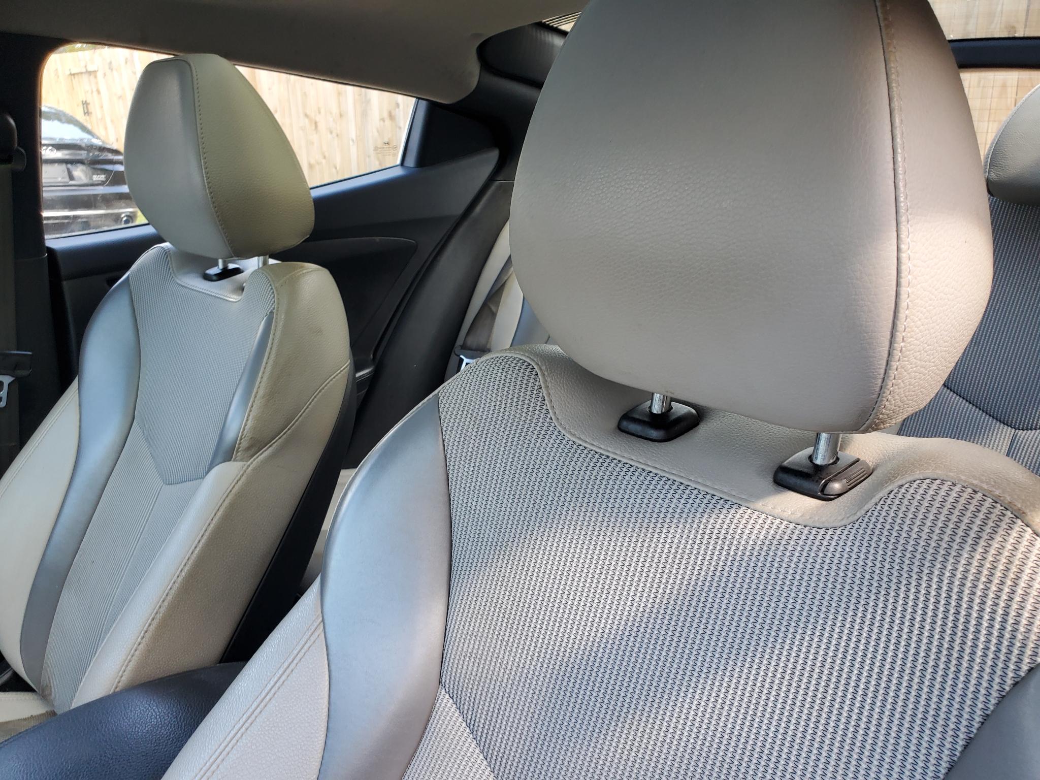 Hyundai Veloster 3dr Cpe Auto w/Gray Int 2012