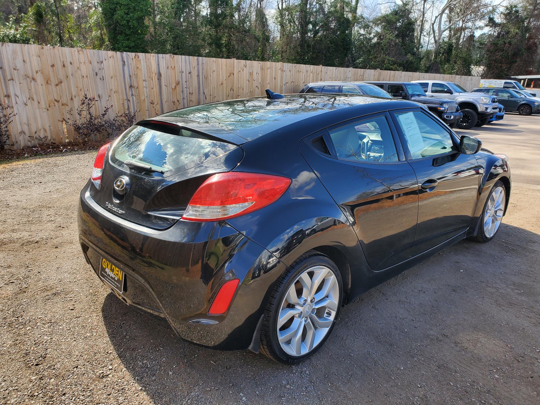 Hyundai Veloster 3dr Cpe Auto w/Gray Int 2012