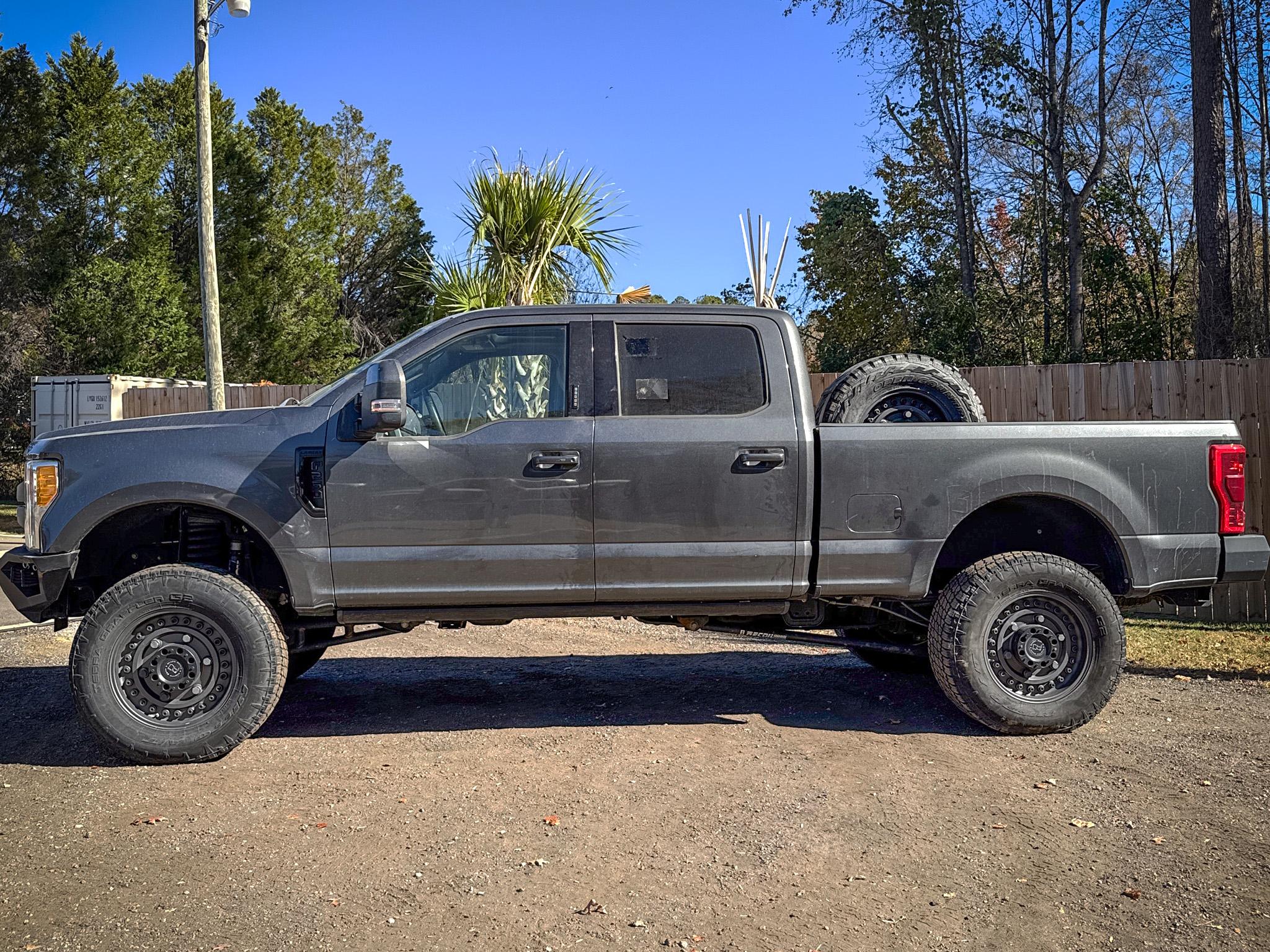 Ford Super Duty F-250 SRW Lariat 4WD Crew Cab 8' Box 2017
