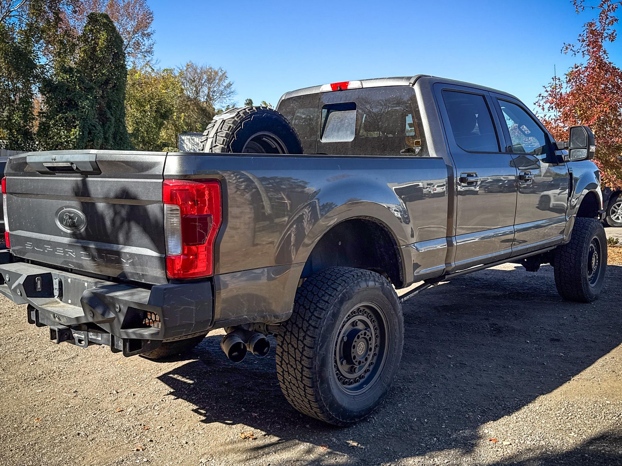 Ford Super Duty F-250 SRW Lariat 4WD Crew Cab 8' Box 2017