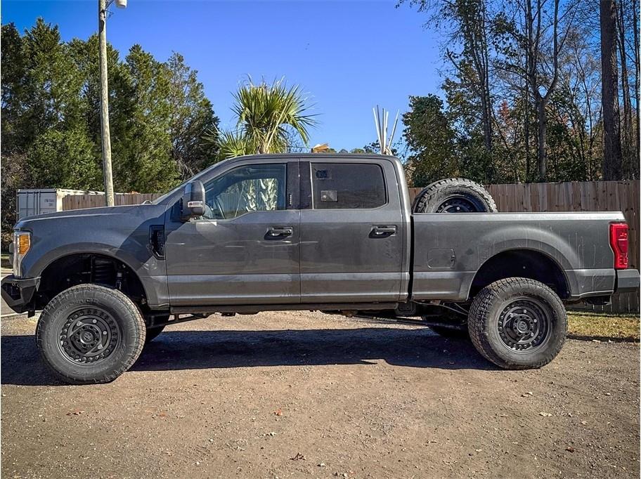Ford Super Duty F-250 SRW Lariat 4WD Crew Cab 8' Box 2017
