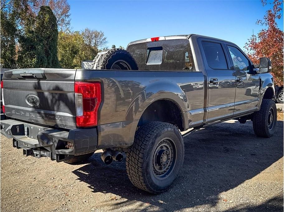 Ford Super Duty F-250 SRW Lariat 4WD Crew Cab 8' Box 2017