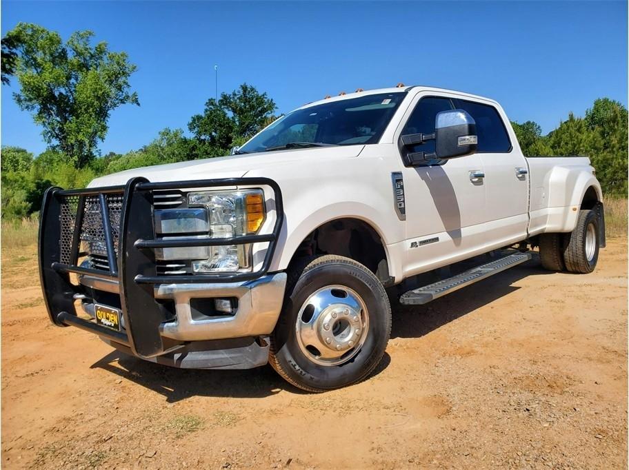 Ford Super Duty F-350 DRW Lariat 4WD Crew Cab 8' Box 2017