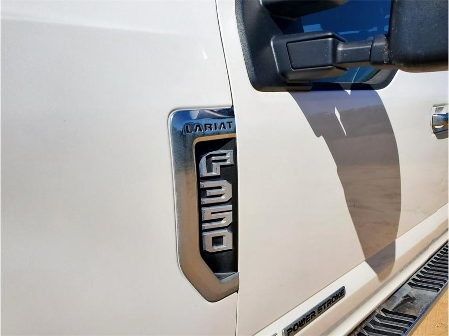 Ford Super Duty F-350 DRW Lariat 4WD Crew Cab 8' Box 2017