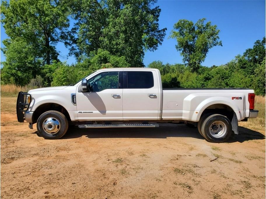 Ford Super Duty F-350 DRW Lariat 4WD Crew Cab 8' Box 2017