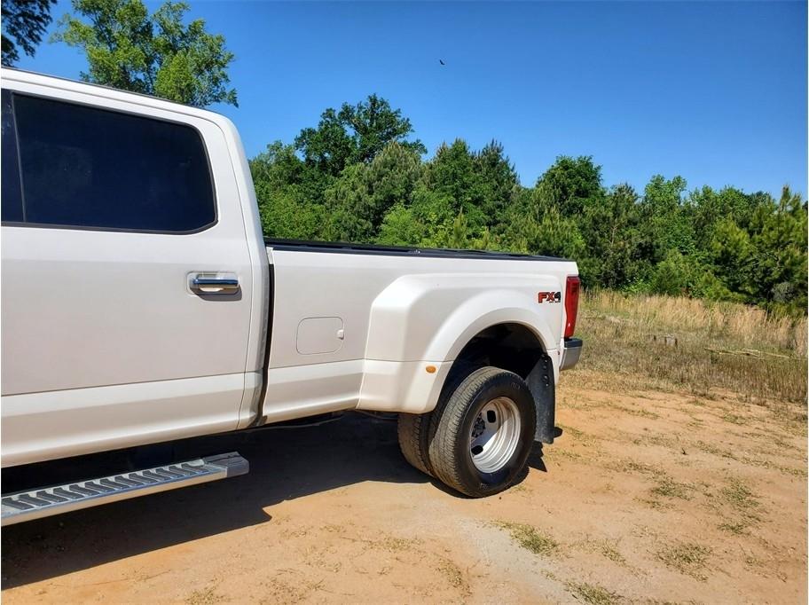 Ford Super Duty F-350 DRW Lariat 4WD Crew Cab 8' Box 2017