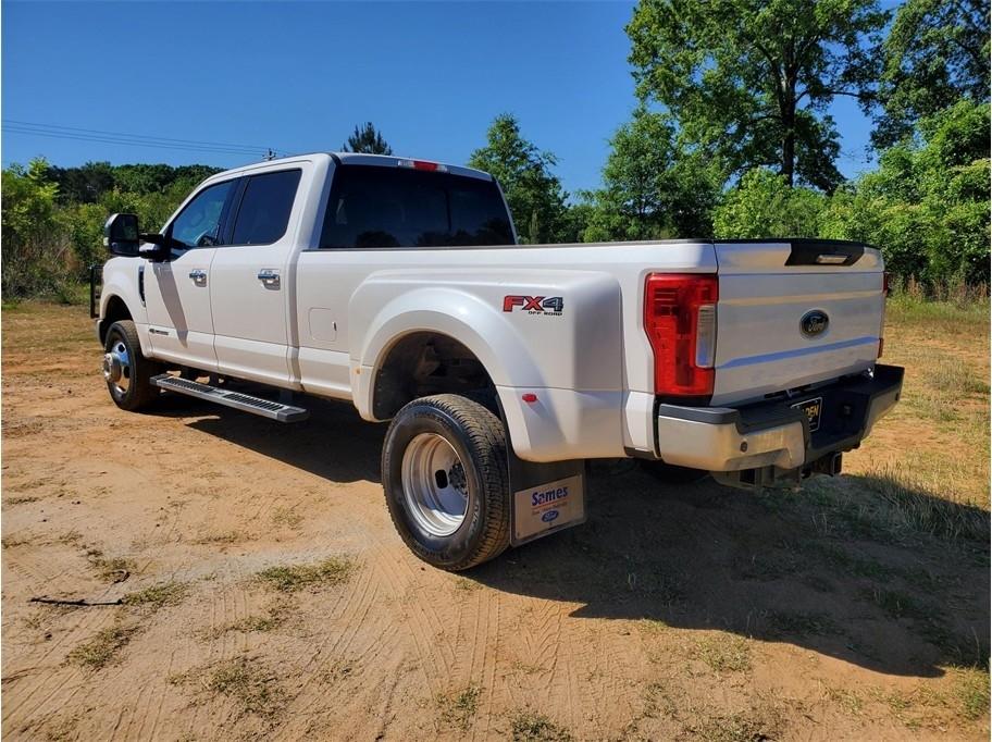 Ford Super Duty F-350 DRW Lariat 4WD Crew Cab 8' Box 2017