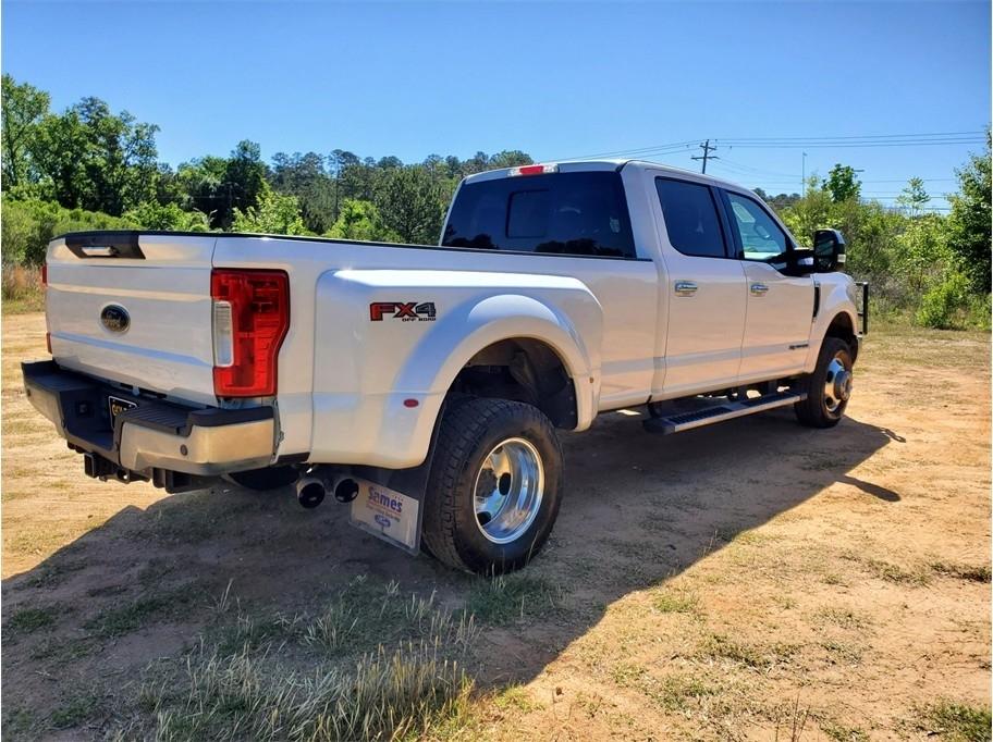 Ford Super Duty F-350 DRW Lariat 4WD Crew Cab 8' Box 2017