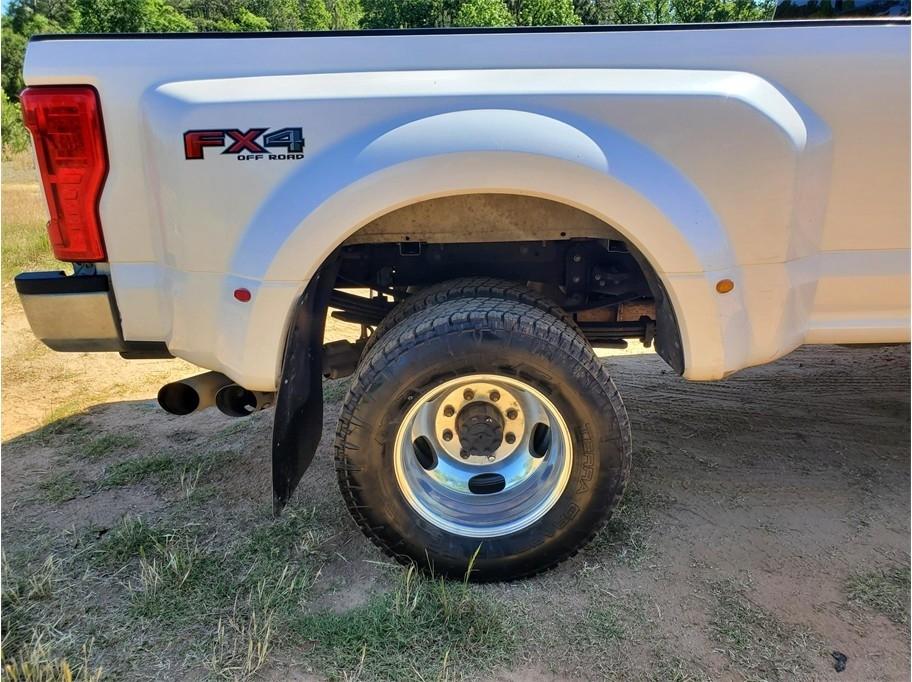 Ford Super Duty F-350 DRW Lariat 4WD Crew Cab 8' Box 2017